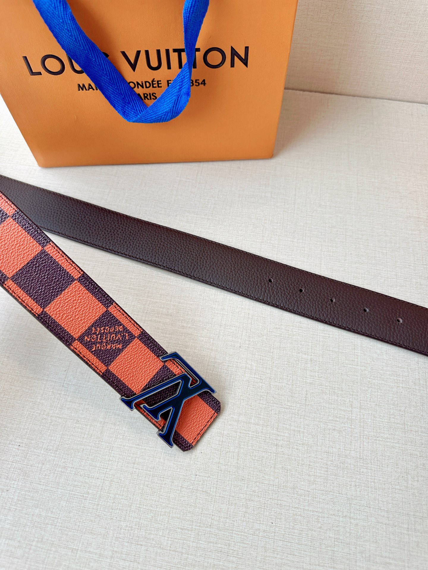 4.0宽 本款 LV Initiales 双面腰带瞩目亮相路易威登 2025春夏男装秀场，以鲜明 Dam