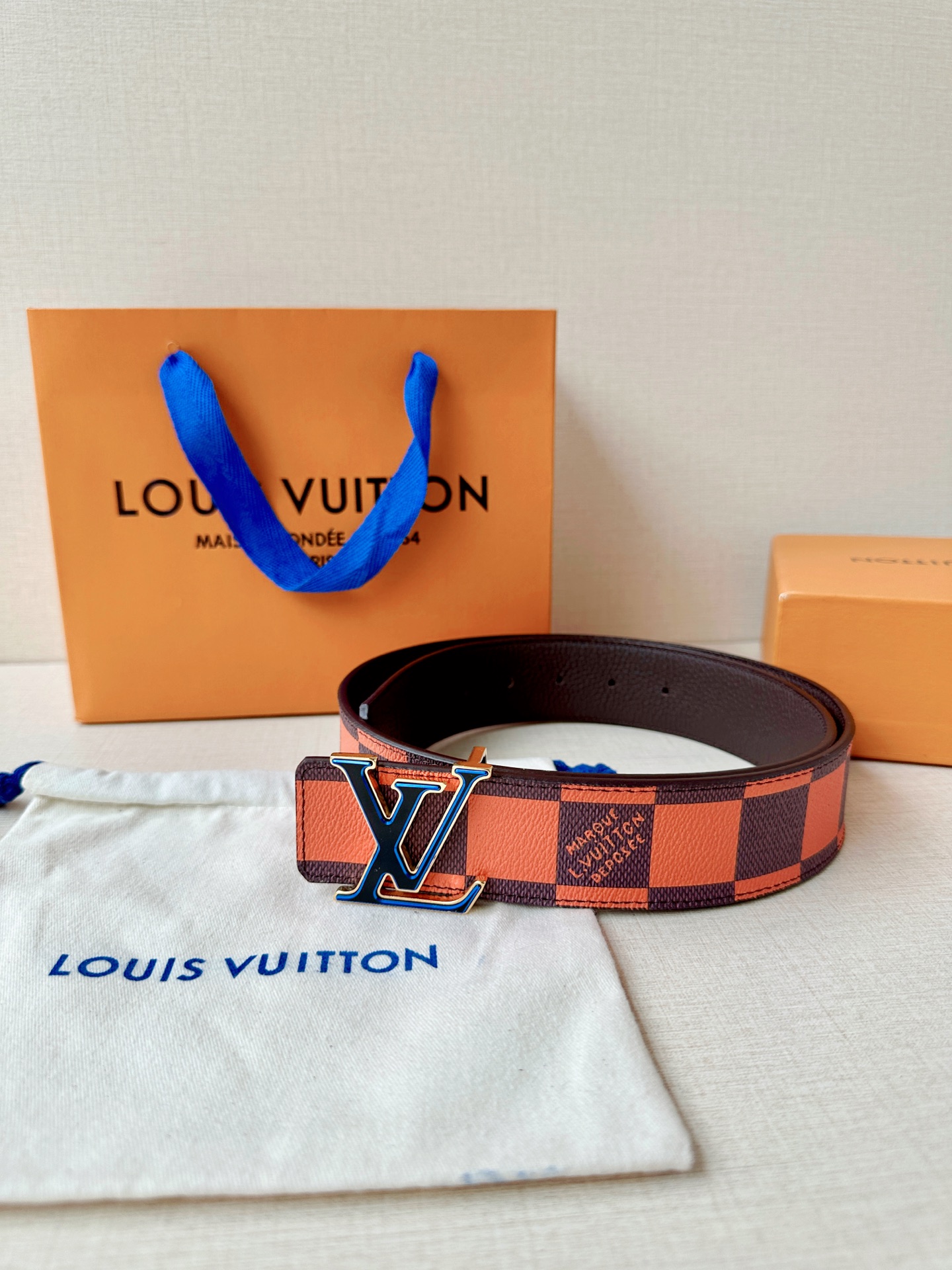 4.0宽 本款 LV Initiales 双面腰带瞩目亮相路易威登 2025春夏男装秀场，以鲜明 Dam