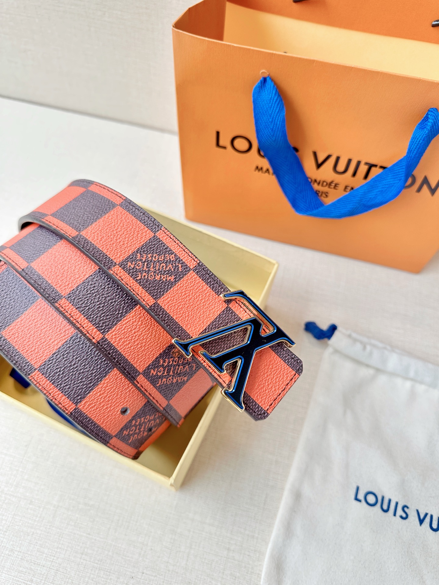 4.0宽 本款 LV Initiales 双面腰带瞩目亮相路易威登 2025春夏男装秀场，以鲜明 Dam