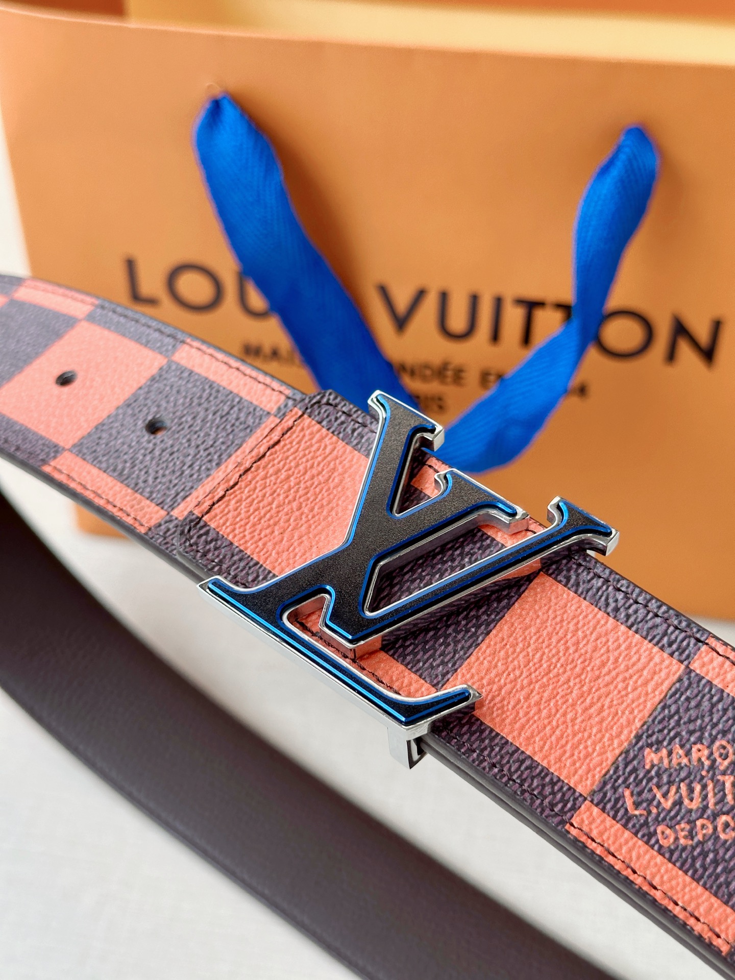 4.0宽 本款 LV Initiales 双面腰带瞩目亮相路易威登 2025春夏男装秀场，以鲜明 Dam