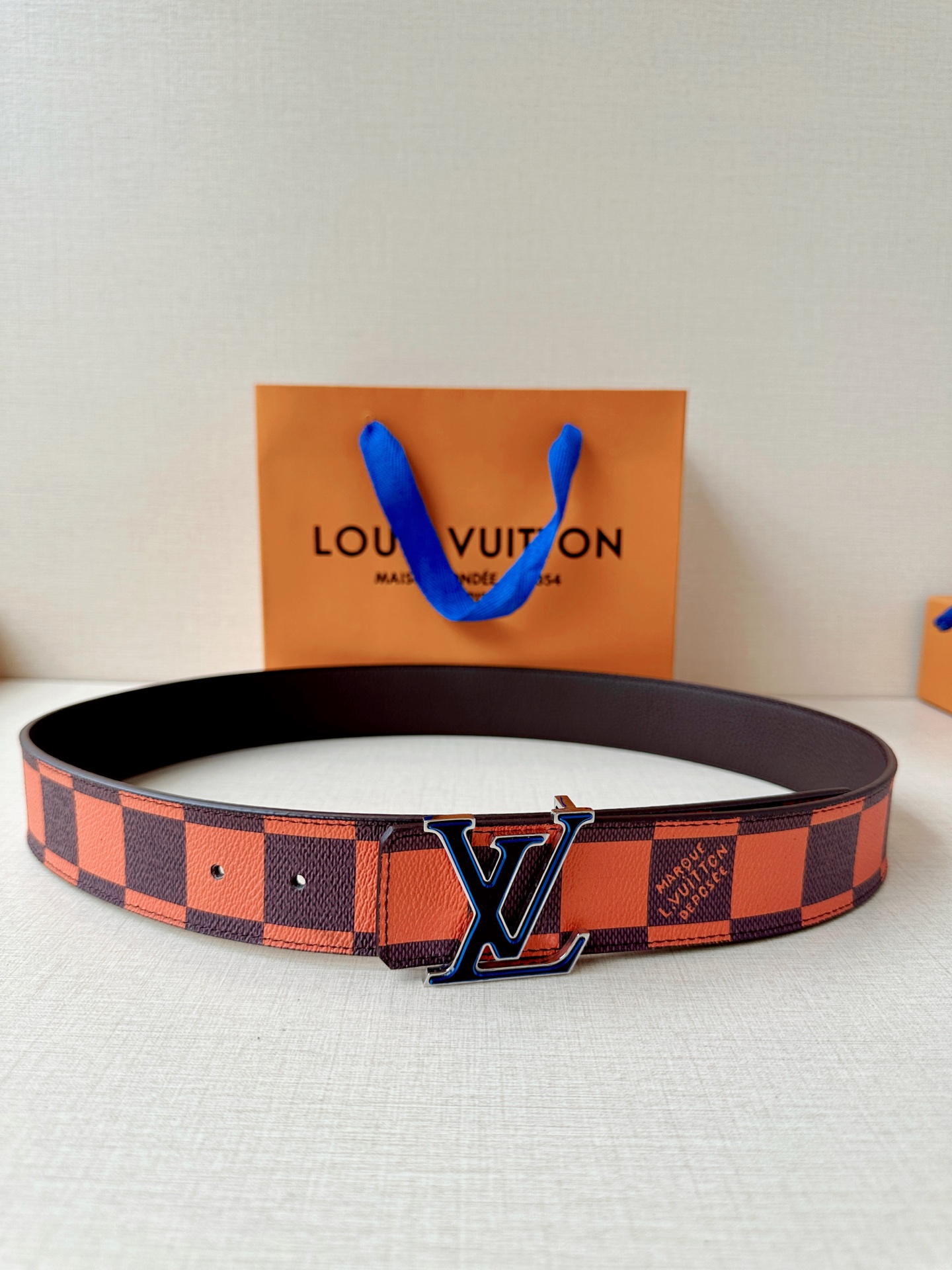 4.0宽 本款 LV Initiales 双面腰带瞩目亮相路易威登 2025春夏男装秀场，以鲜明 Dam