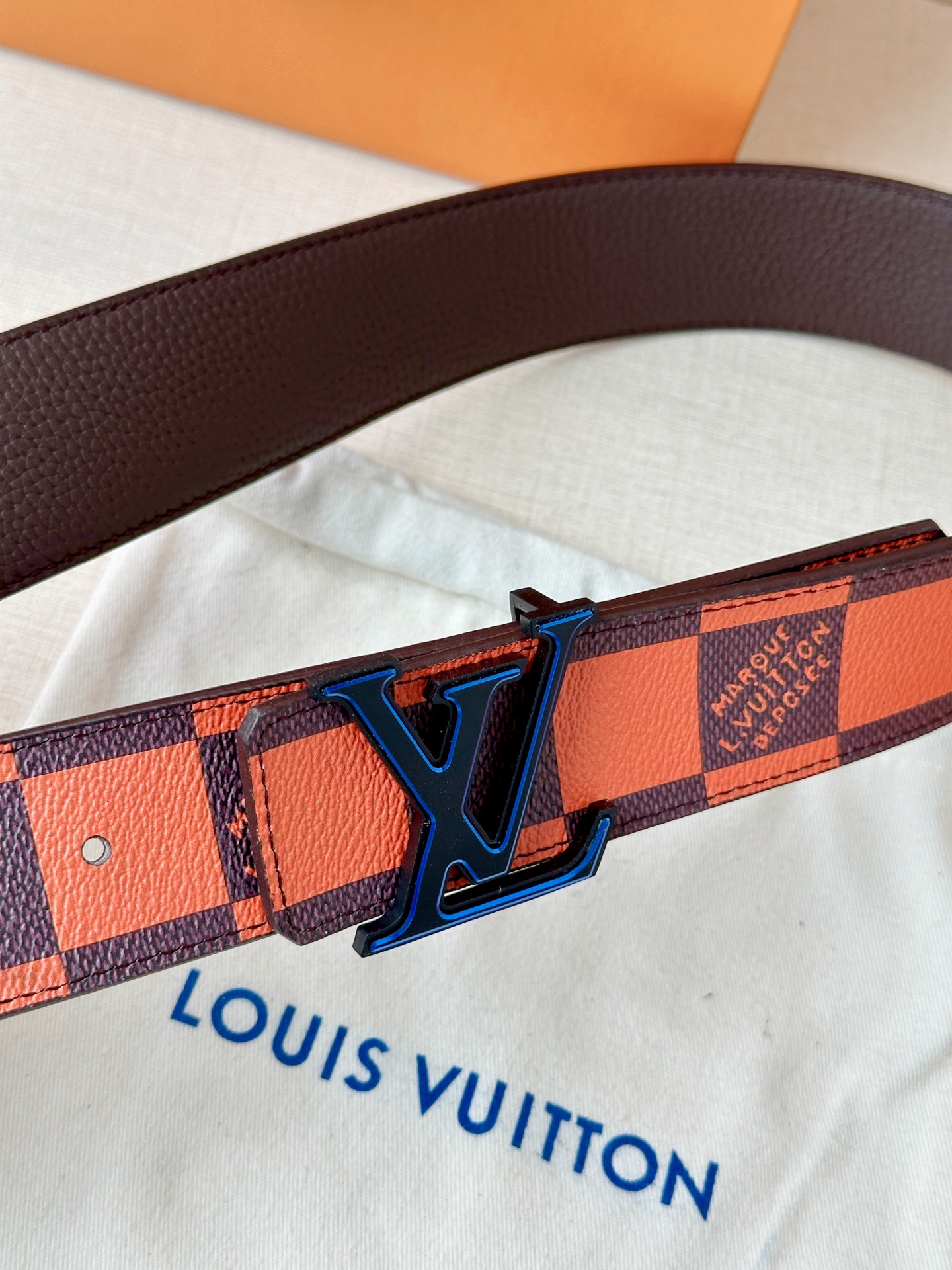 4.0宽 本款 LV Initiales 双面腰带瞩目亮相路易威登 2025春夏男装秀场，以鲜明 Dam