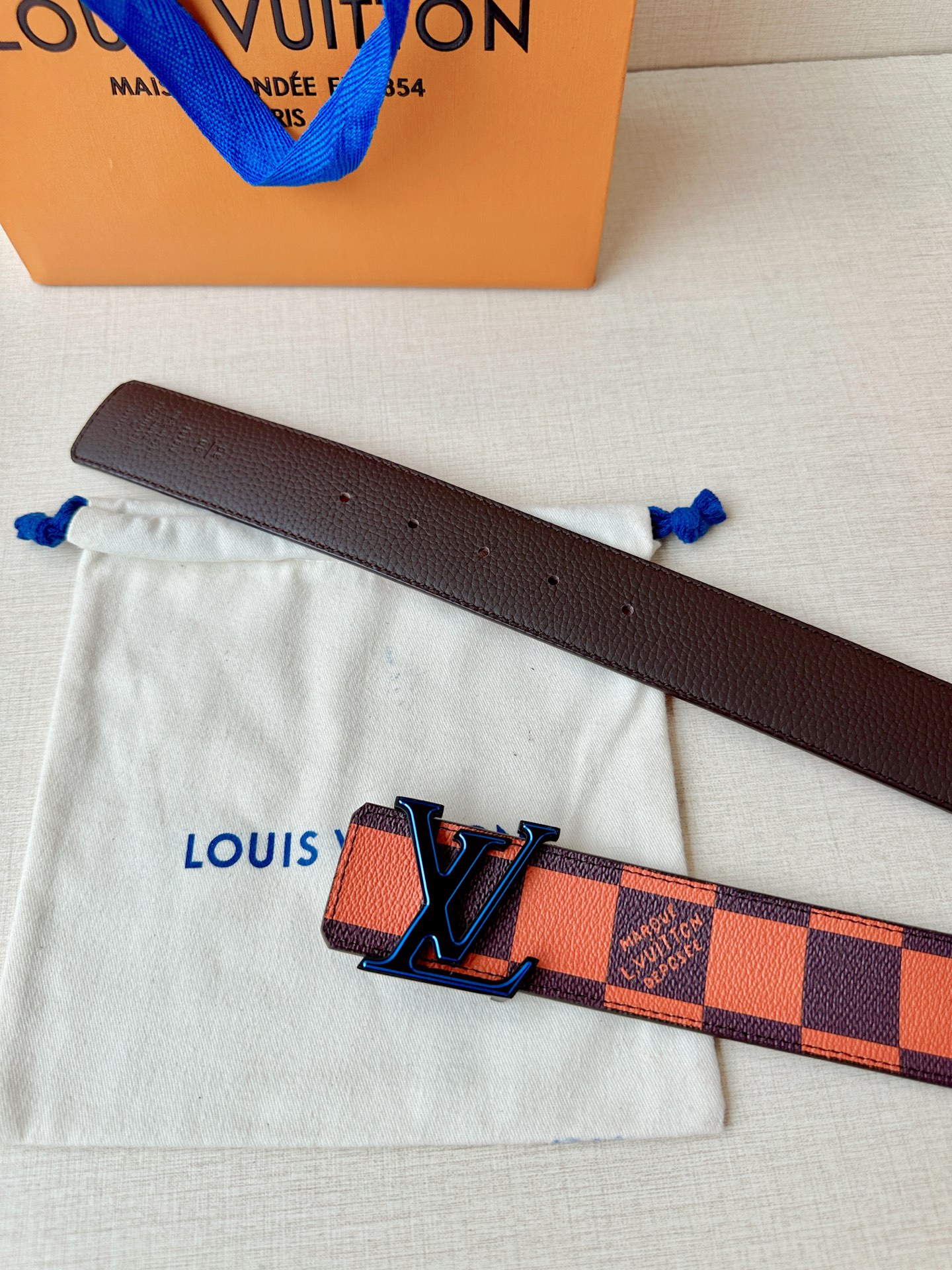 4.0宽 本款 LV Initiales 双面腰带瞩目亮相路易威登 2025春夏男装秀场，以鲜明 Dam