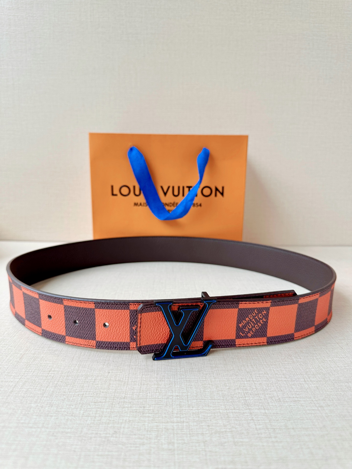 4.0宽 本款 LV Initiales 双面腰带瞩目亮相路易威登 2025春夏男装秀场，以鲜明 Dam