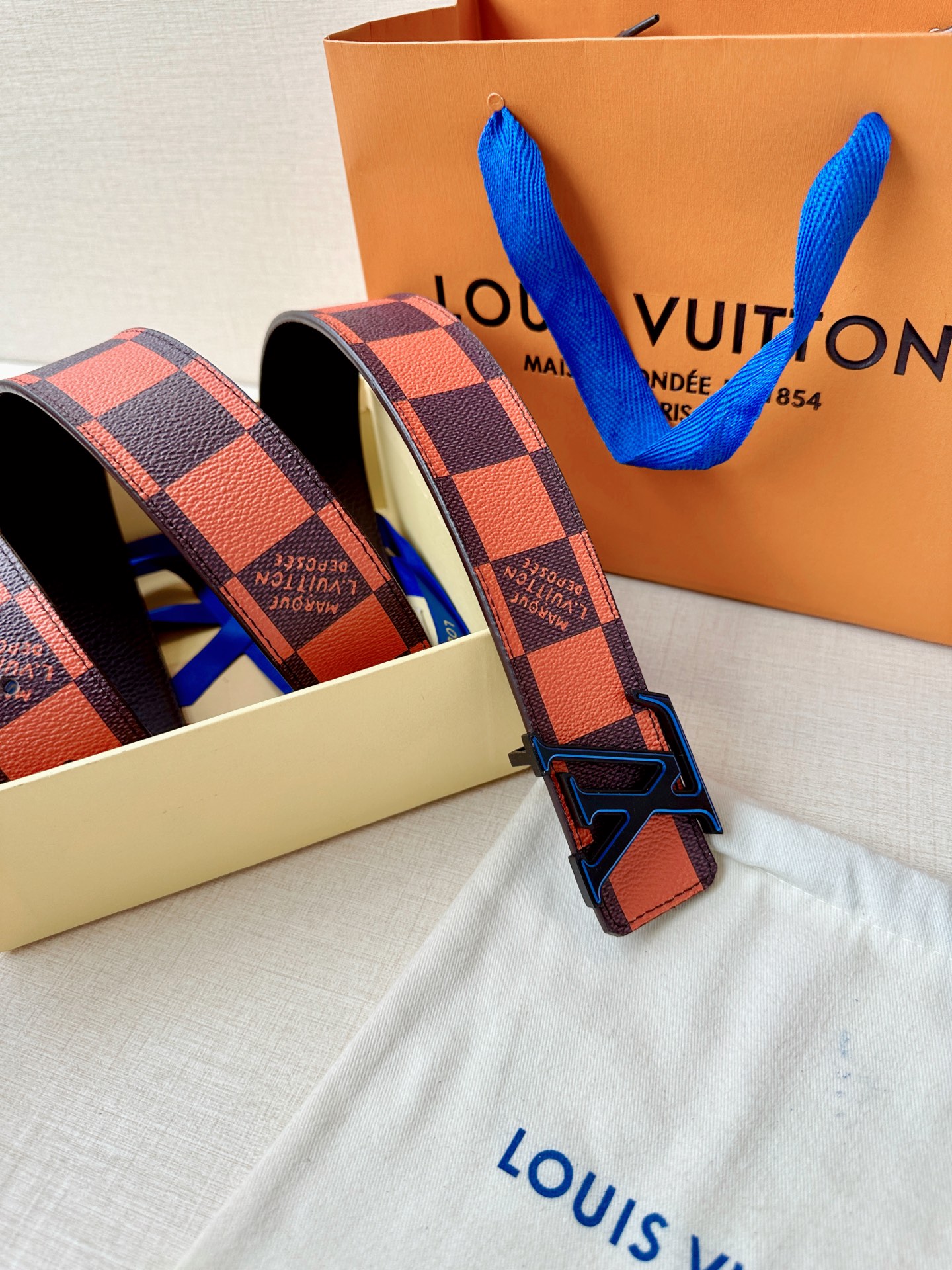 4.0宽 本款 LV Initiales 双面腰带瞩目亮相路易威登 2025春夏男装秀场，以鲜明 Dam