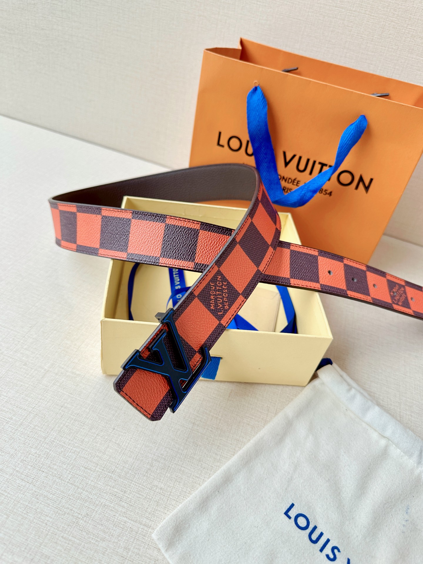 4.0宽 本款 LV Initiales 双面腰带瞩目亮相路易威登 2025春夏男装秀场，以鲜明 Dam