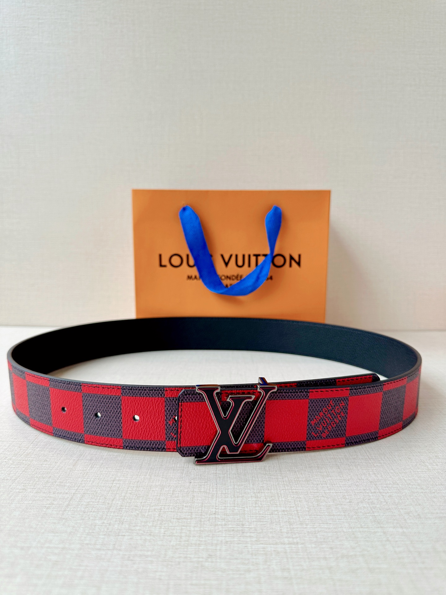 4.0宽 本款 LV Initiales 双面腰带瞩目亮相路易威登 2025春夏男装秀场，以鲜明 Dam