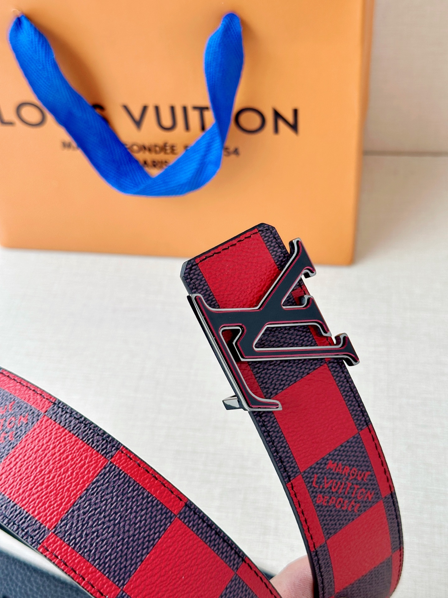 4.0宽 本款 LV Initiales 双面腰带瞩目亮相路易威登 2025春夏男装秀场，以鲜明 Dam