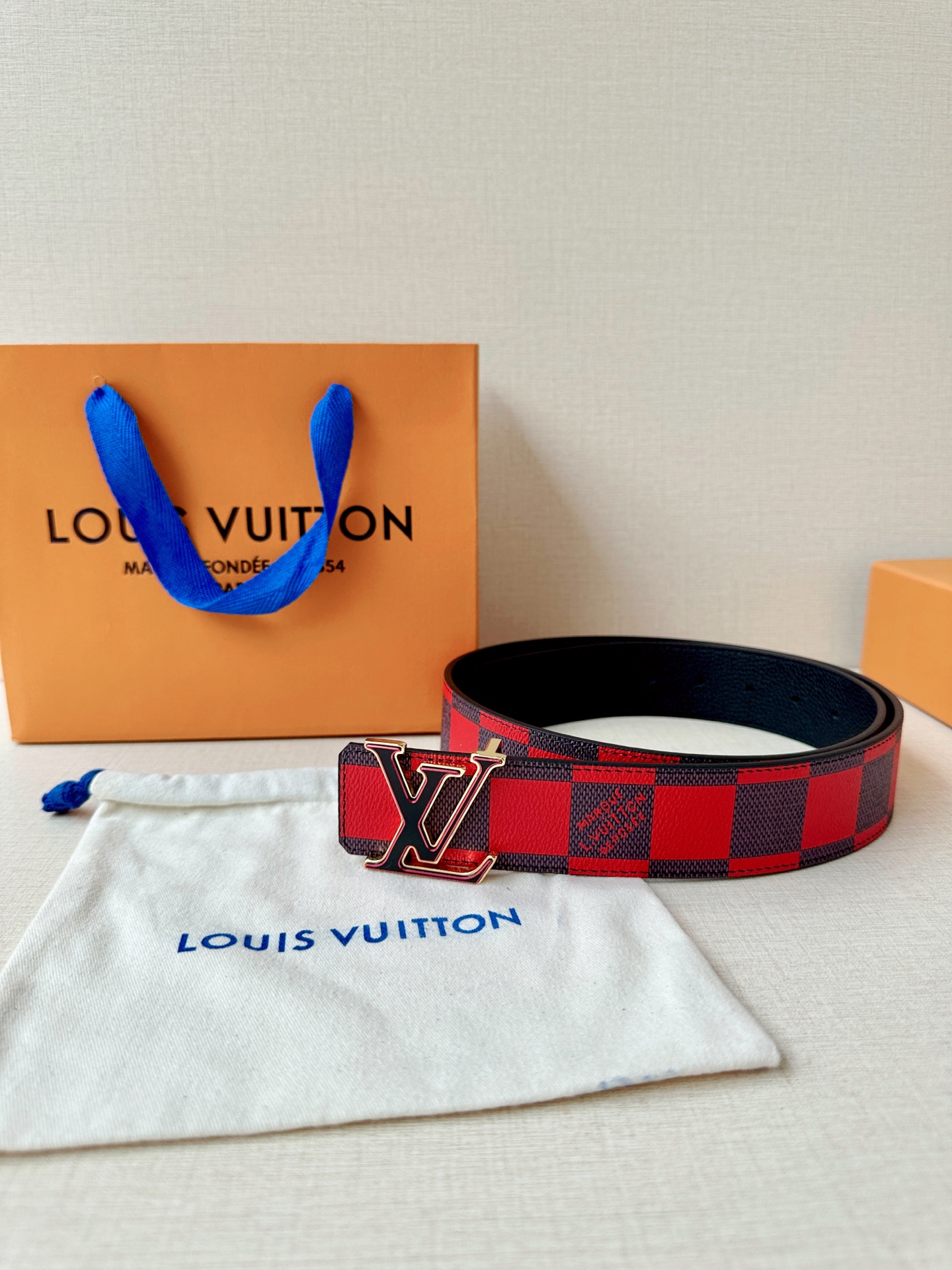 4.0宽 本款 LV Initiales 双面腰带瞩目亮相路易威登 2025春夏男装秀场，以鲜明 Dam