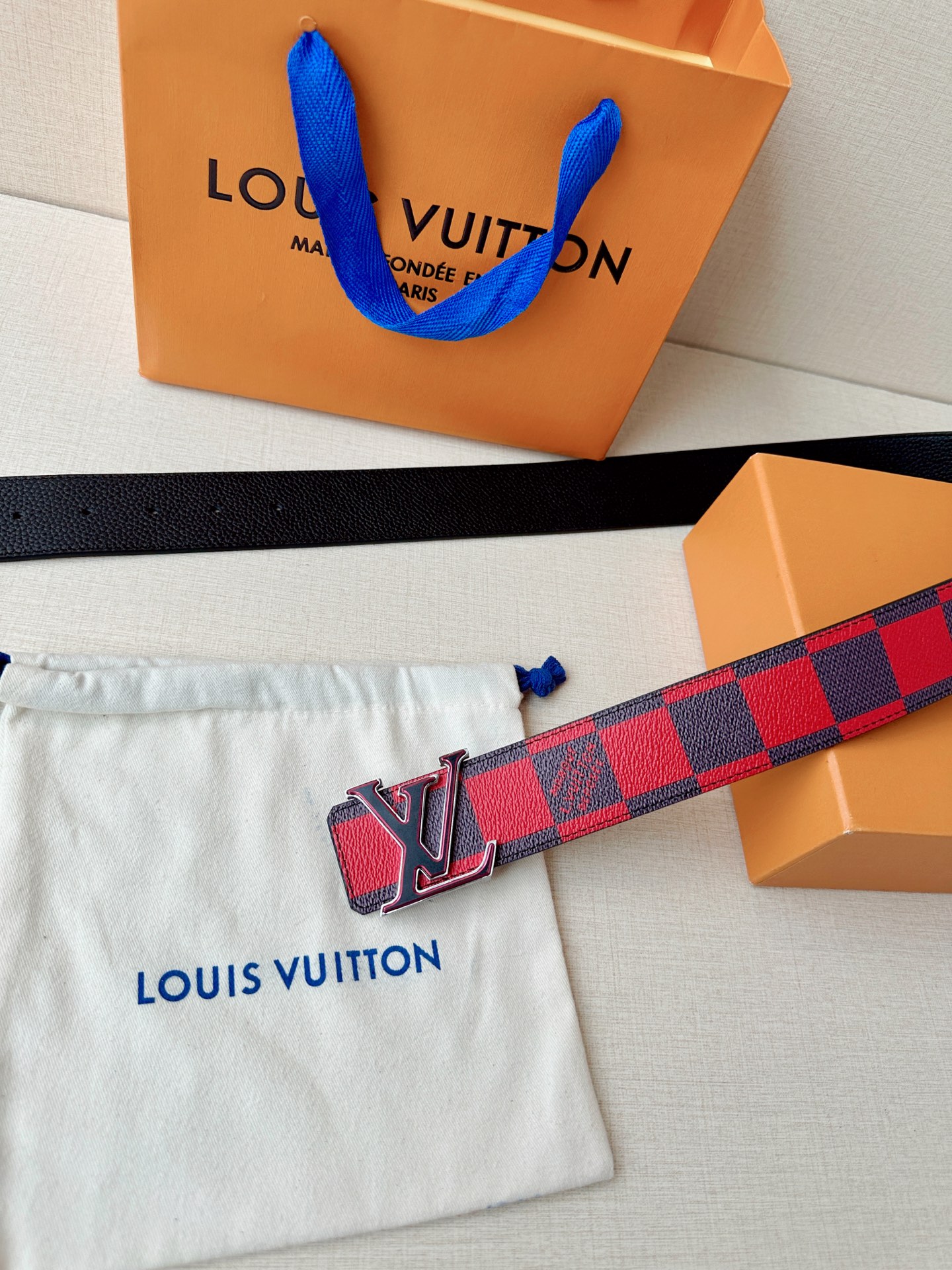 4.0宽 本款 LV Initiales 双面腰带瞩目亮相路易威登 2025春夏男装秀场，以鲜明 Dam