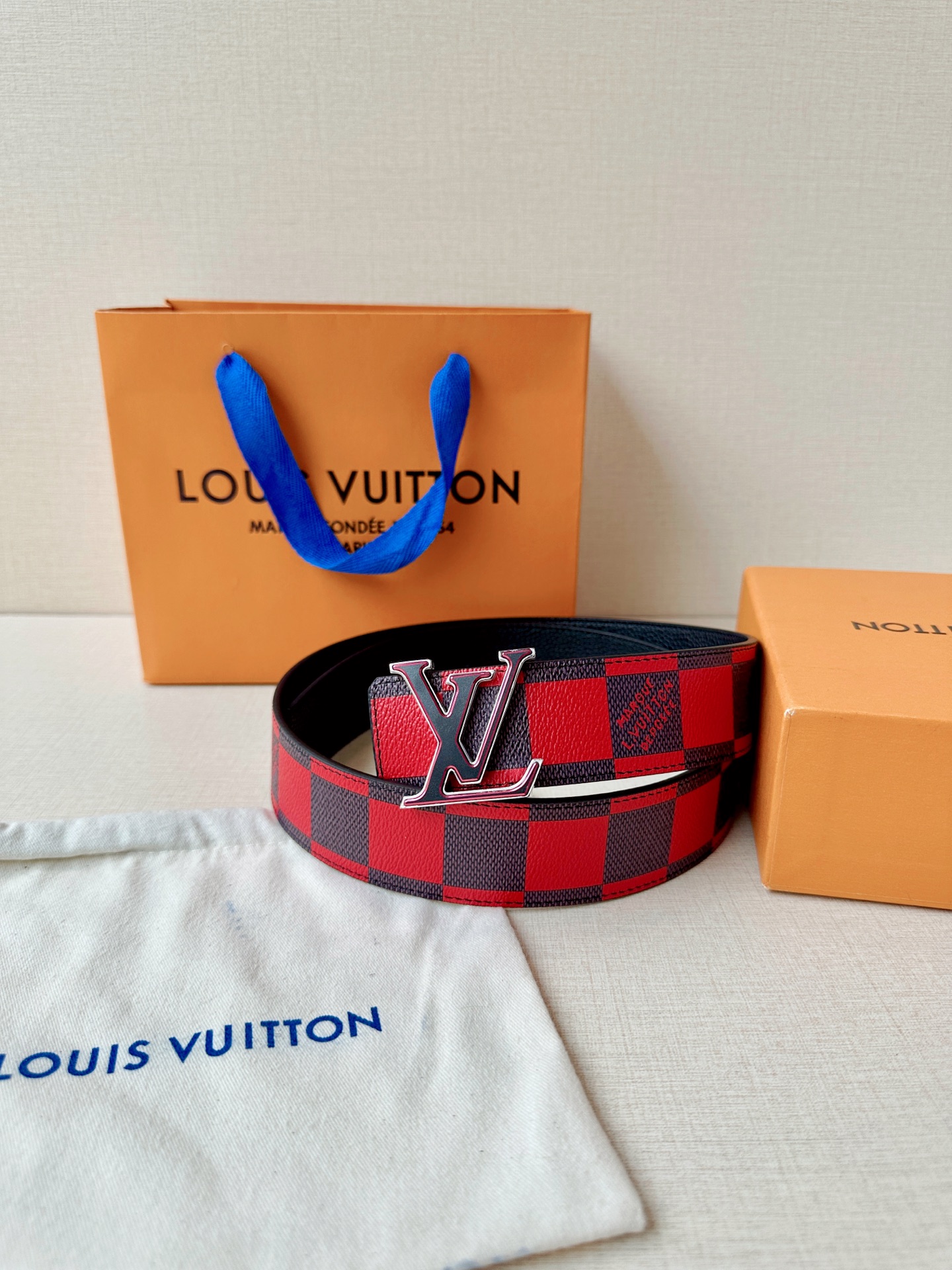 4.0宽 本款 LV Initiales 双面腰带瞩目亮相路易威登 2025春夏男装秀场，以鲜明 Dam