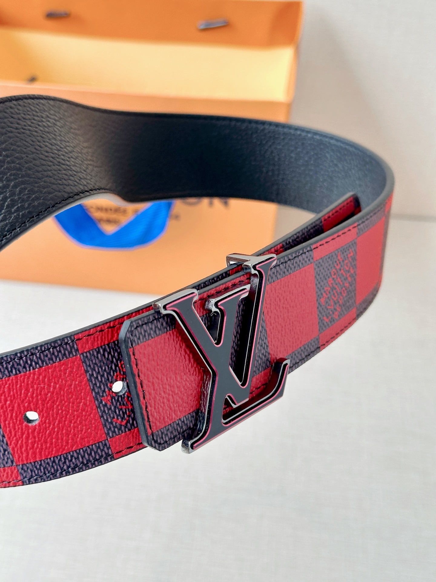 4.0宽 本款 LV Initiales 双面腰带瞩目亮相路易威登 2025春夏男装秀场，以鲜明 Dam