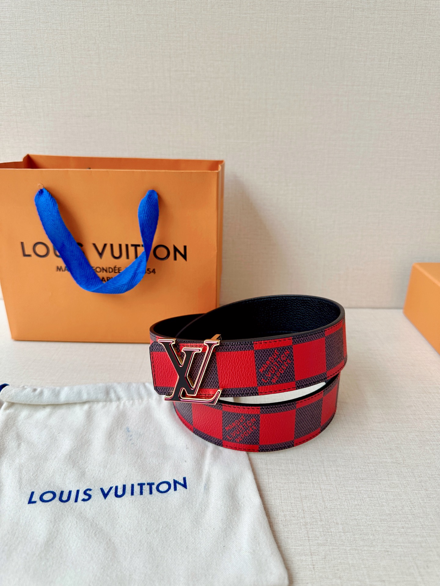 4.0宽 本款 LV Initiales 双面腰带瞩目亮相路易威登 2025春夏男装秀场，以鲜明 Dam