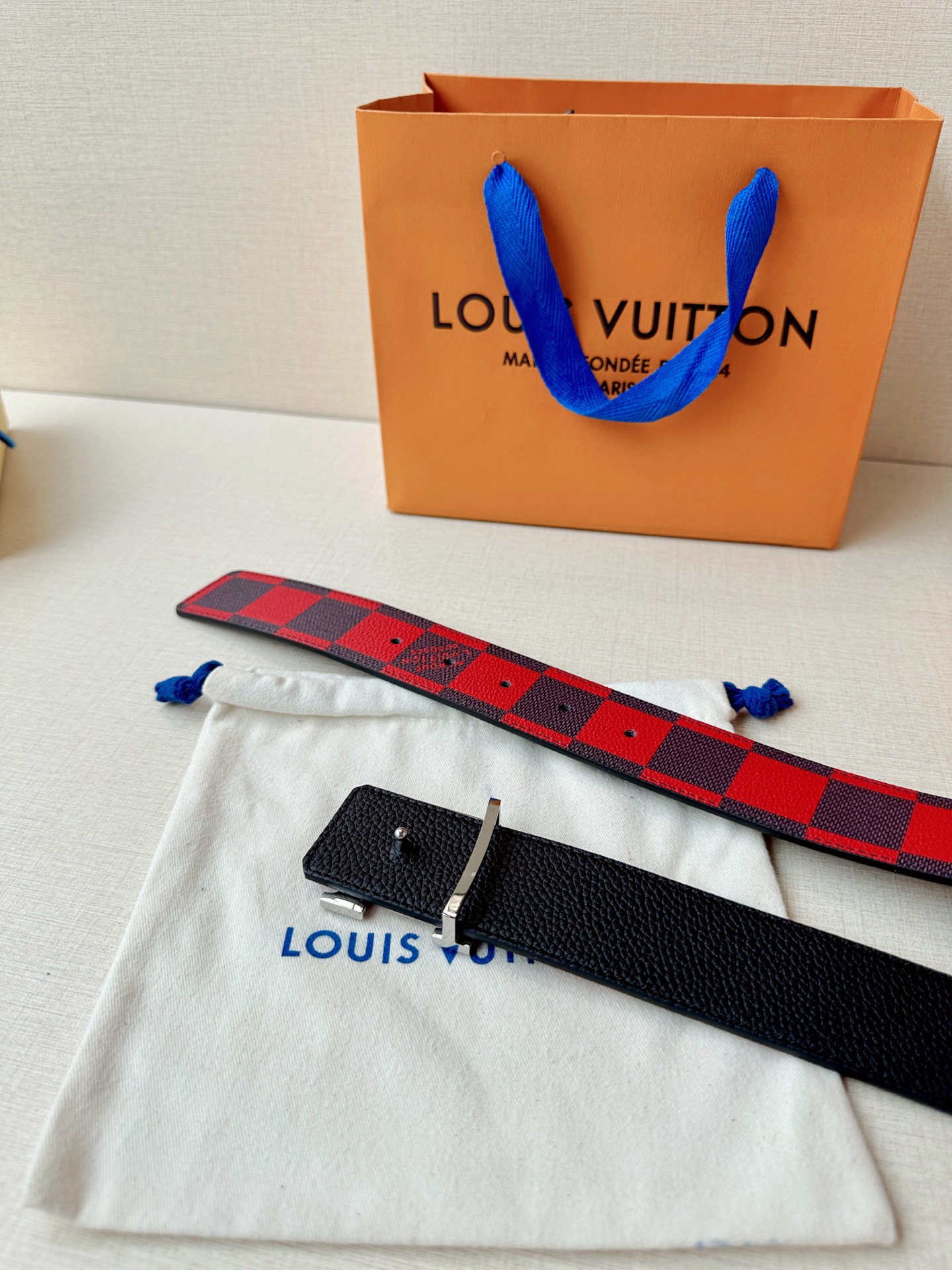 4.0宽 本款 LV Initiales 双面腰带瞩目亮相路易威登 2025春夏男装秀场，以鲜明 Dam