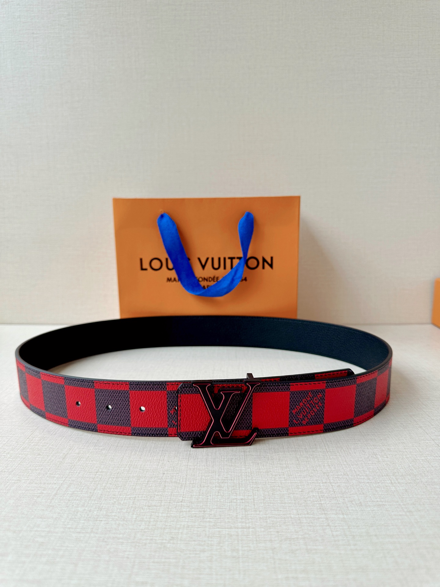 4.0宽 本款 LV Initiales 双面腰带瞩目亮相路易威登 2025春夏男装秀场，以鲜明 Dam