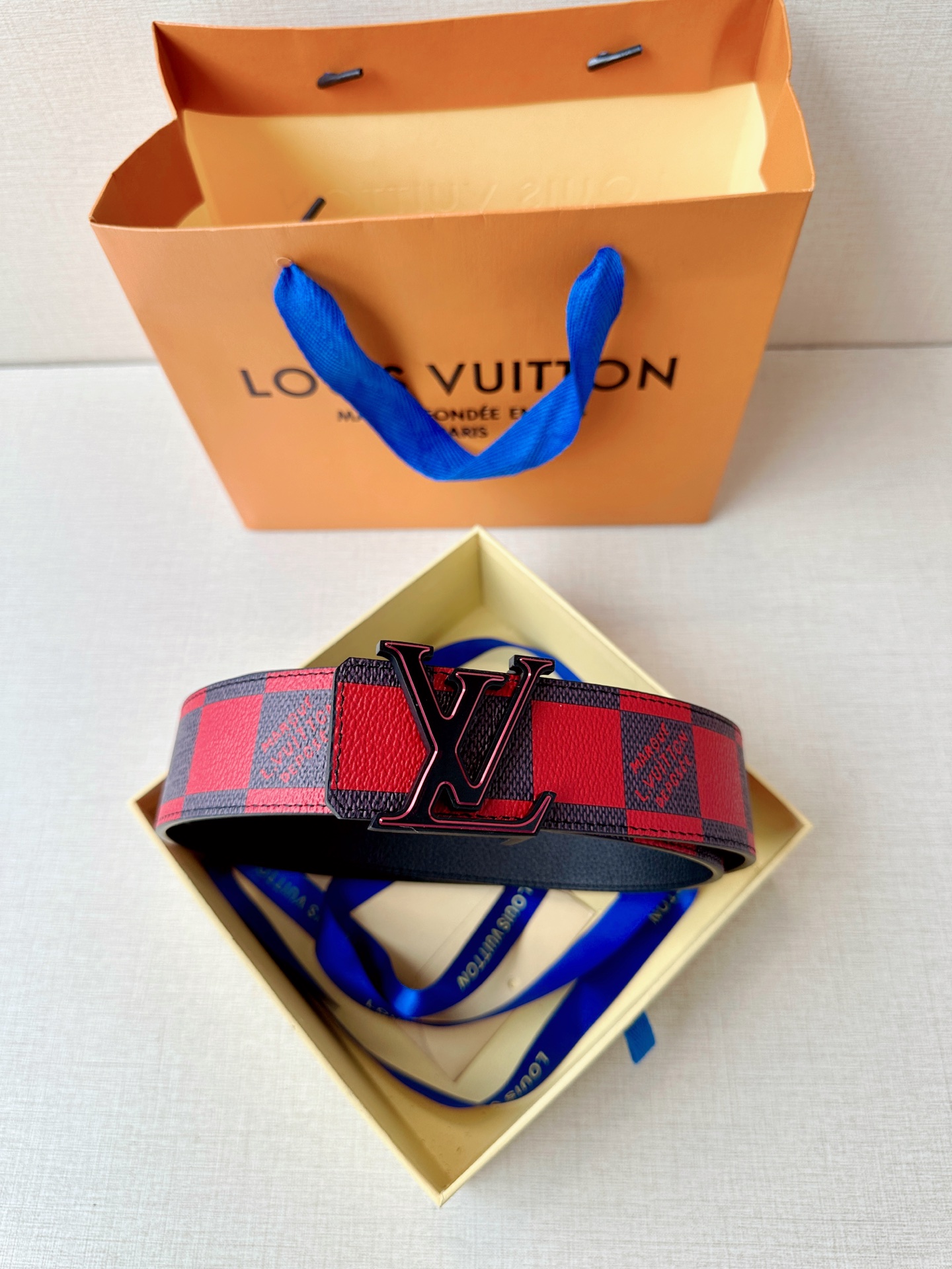 4.0宽 本款 LV Initiales 双面腰带瞩目亮相路易威登 2025春夏男装秀场，以鲜明 Dam