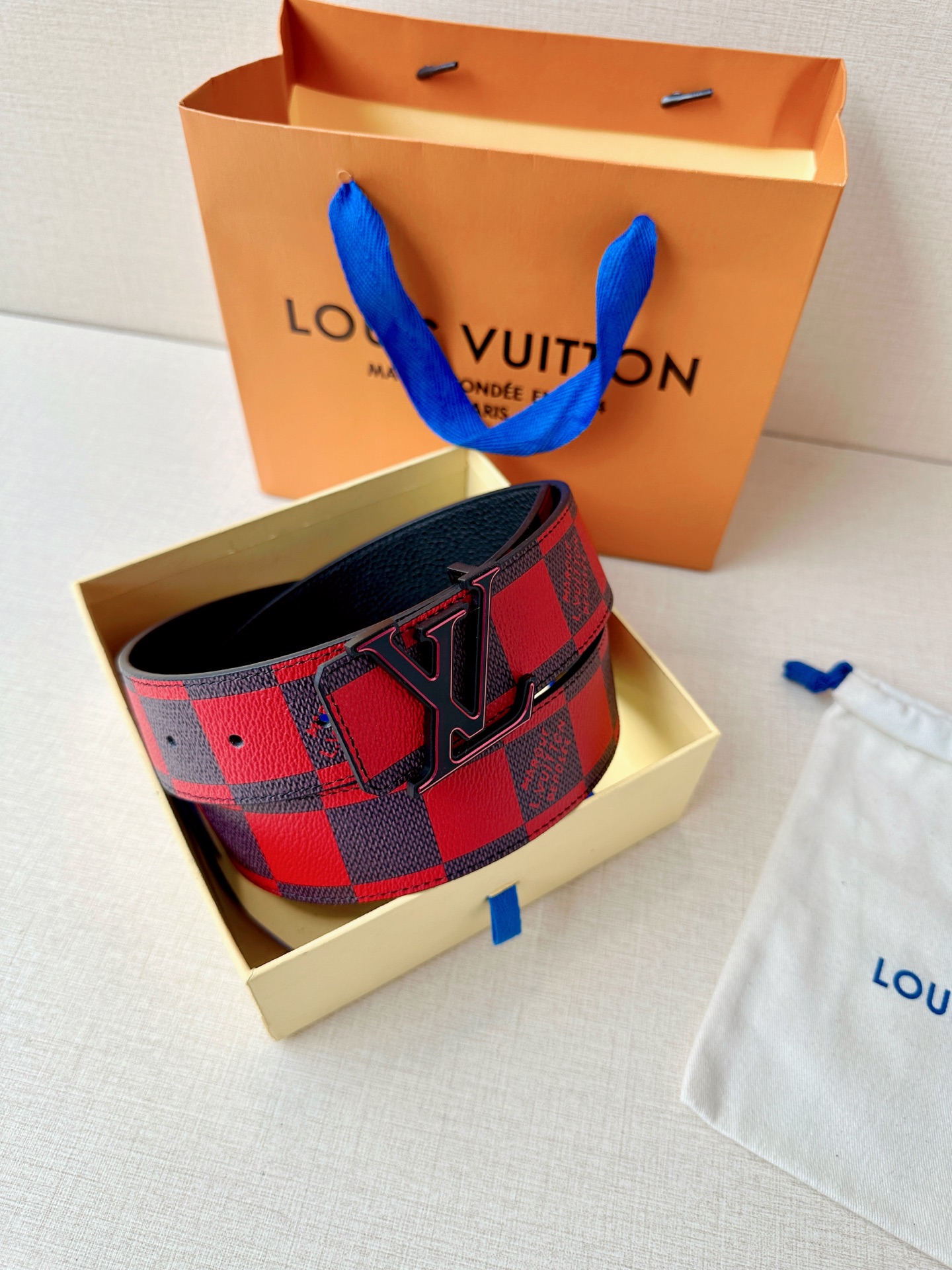 4.0宽 本款 LV Initiales 双面腰带瞩目亮相路易威登 2025春夏男装秀场，以鲜明 Dam