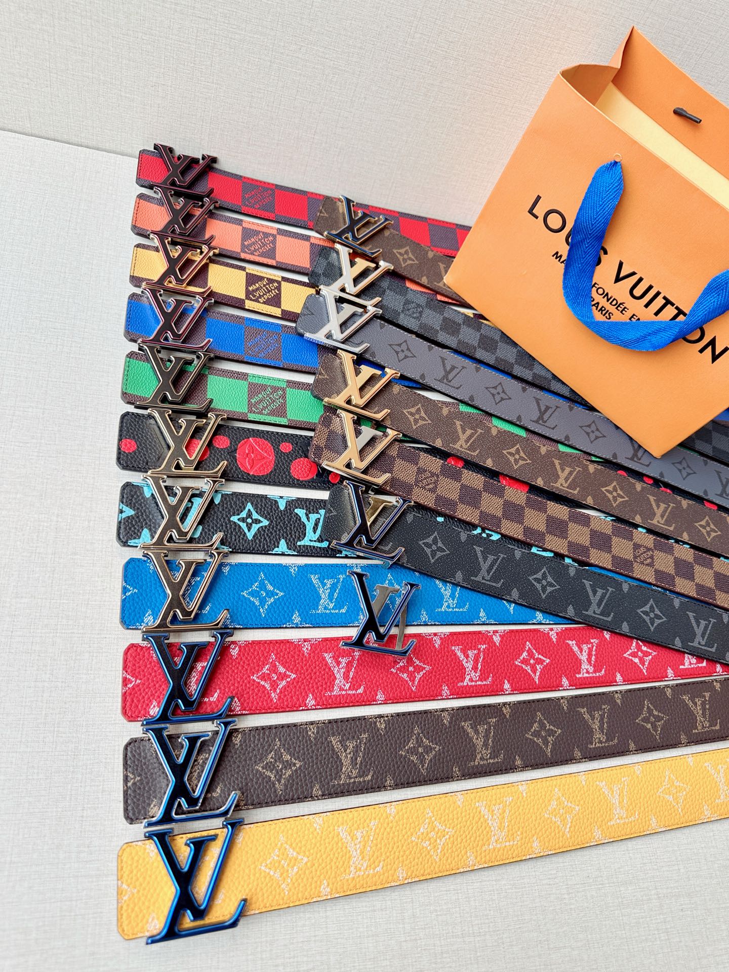 4.0宽 本款 LV Initiales 双面腰带瞩目亮相路易威登 2025春夏男装秀场，以鲜明 Dam