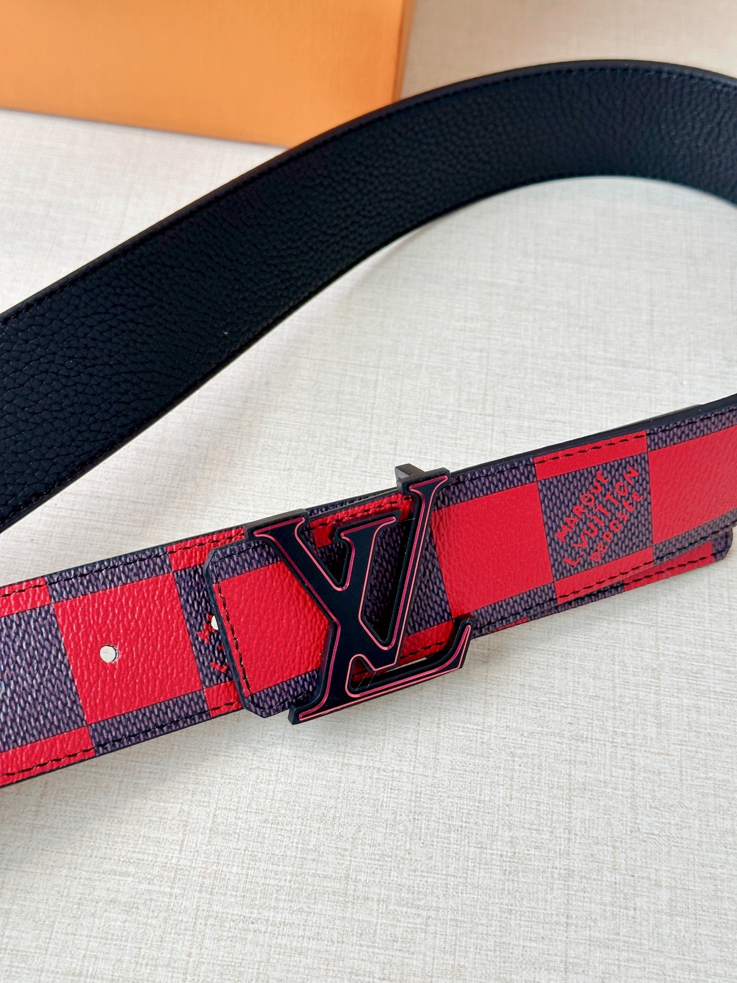 4.0宽 本款 LV Initiales 双面腰带瞩目亮相路易威登 2025春夏男装秀场，以鲜明 Dam