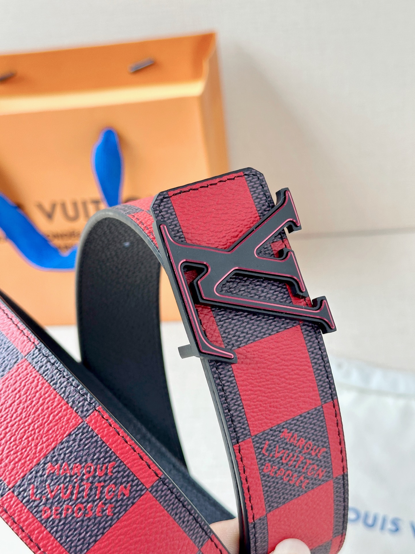 4.0宽 本款 LV Initiales 双面腰带瞩目亮相路易威登 2025春夏男装秀场，以鲜明 Dam