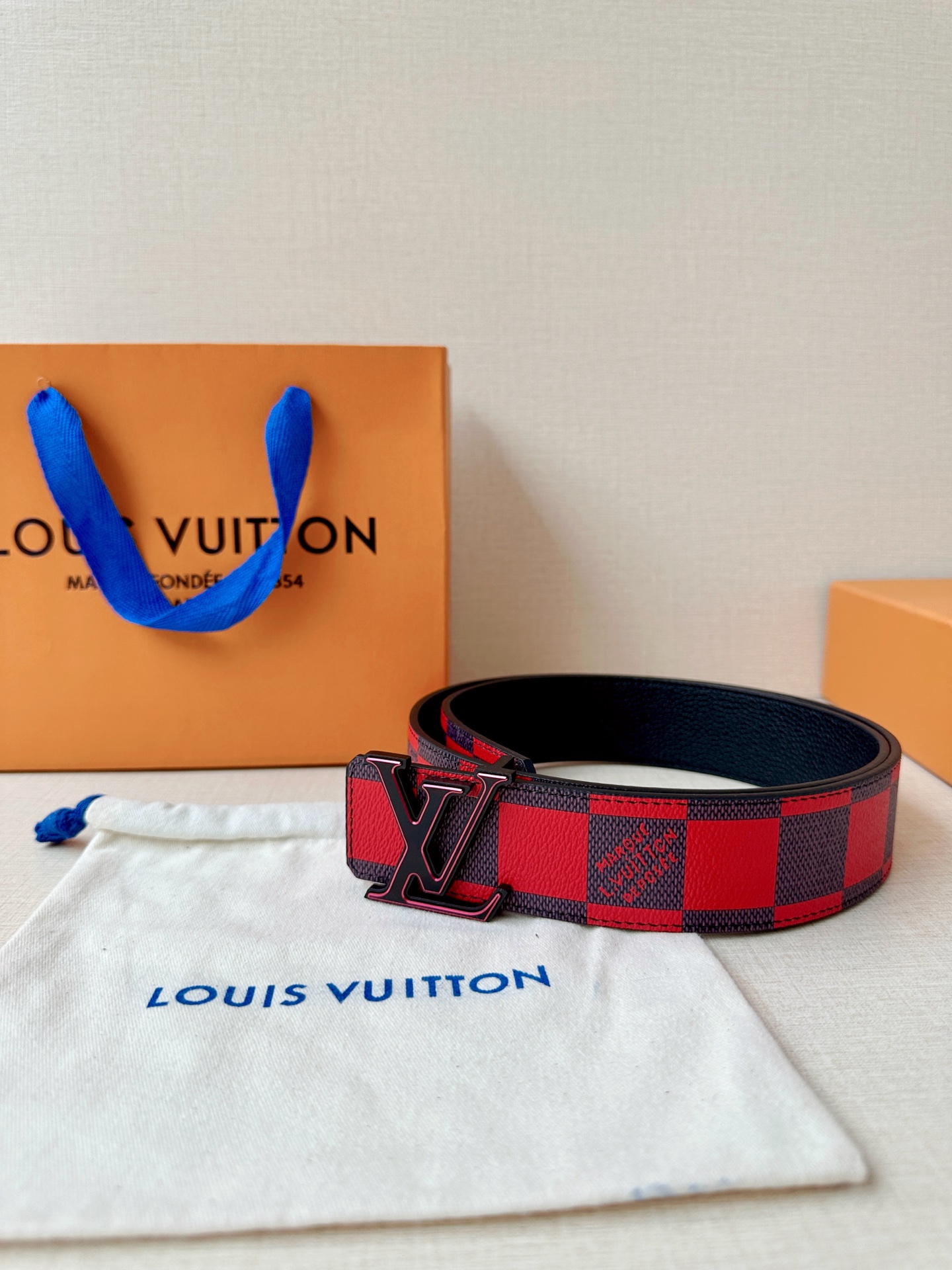 4.0宽 本款 LV Initiales 双面腰带瞩目亮相路易威登 2025春夏男装秀场，以鲜明 Dam