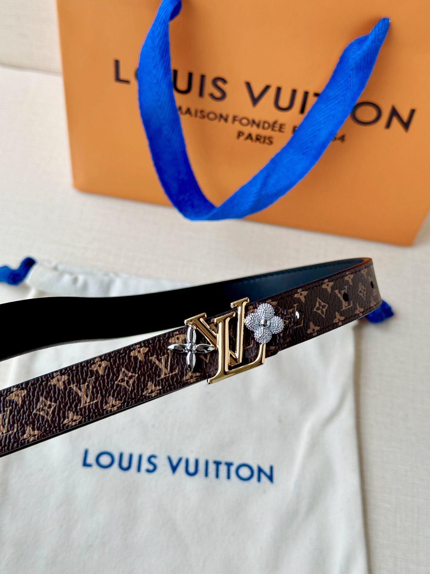 经典老花遇上双面牛皮，2.0宽铜扣腰带，黑白橙三色随心换。配西装干练，搭裙装优雅，系牛仔随性，一扣点睛，