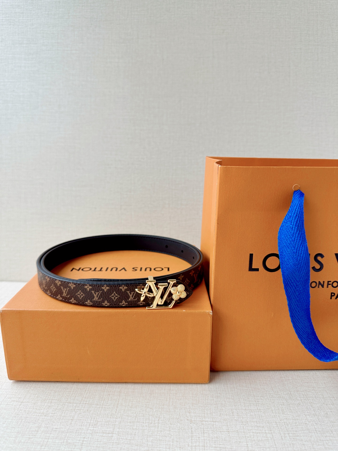 经典老花遇上双面牛皮，2.0宽铜扣腰带，黑白橙三色随心换。配西装干练，搭裙装优雅，系牛仔随性，一扣点睛，