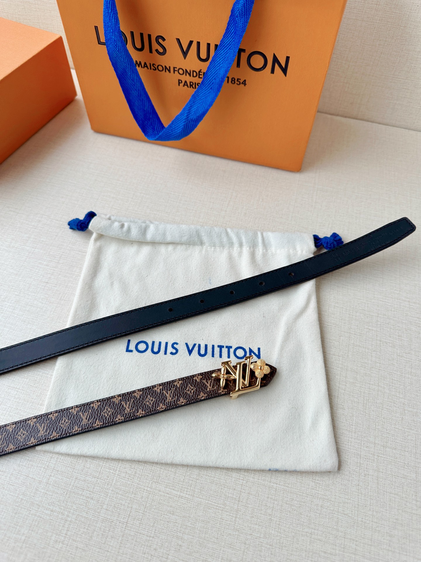 经典老花遇上双面牛皮，2.0宽铜扣腰带，黑白橙三色随心换。配西装干练，搭裙装优雅，系牛仔随性，一扣点睛，