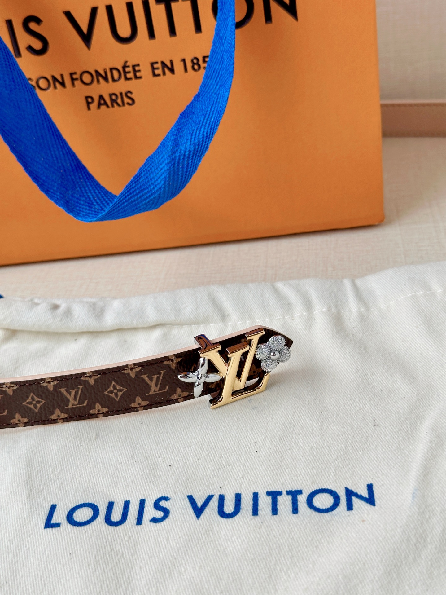 经典老花遇上双面牛皮，2.0宽铜扣腰带，黑白橙三色随心换。配西装干练，搭裙装优雅，系牛仔随性，一扣点睛，