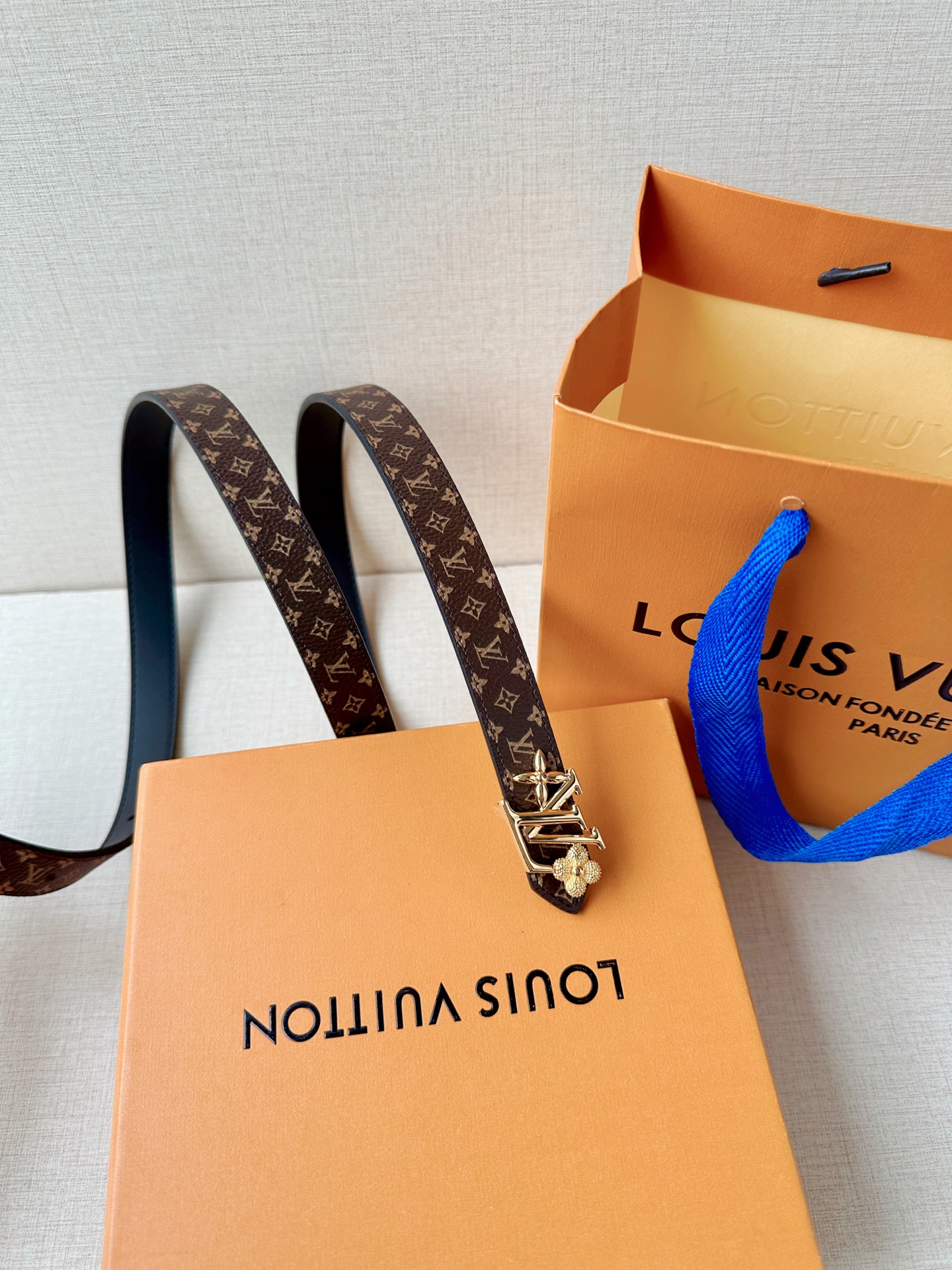 经典老花遇上双面牛皮，2.0宽铜扣腰带，黑白橙三色随心换。配西装干练，搭裙装优雅，系牛仔随性，一扣点睛，