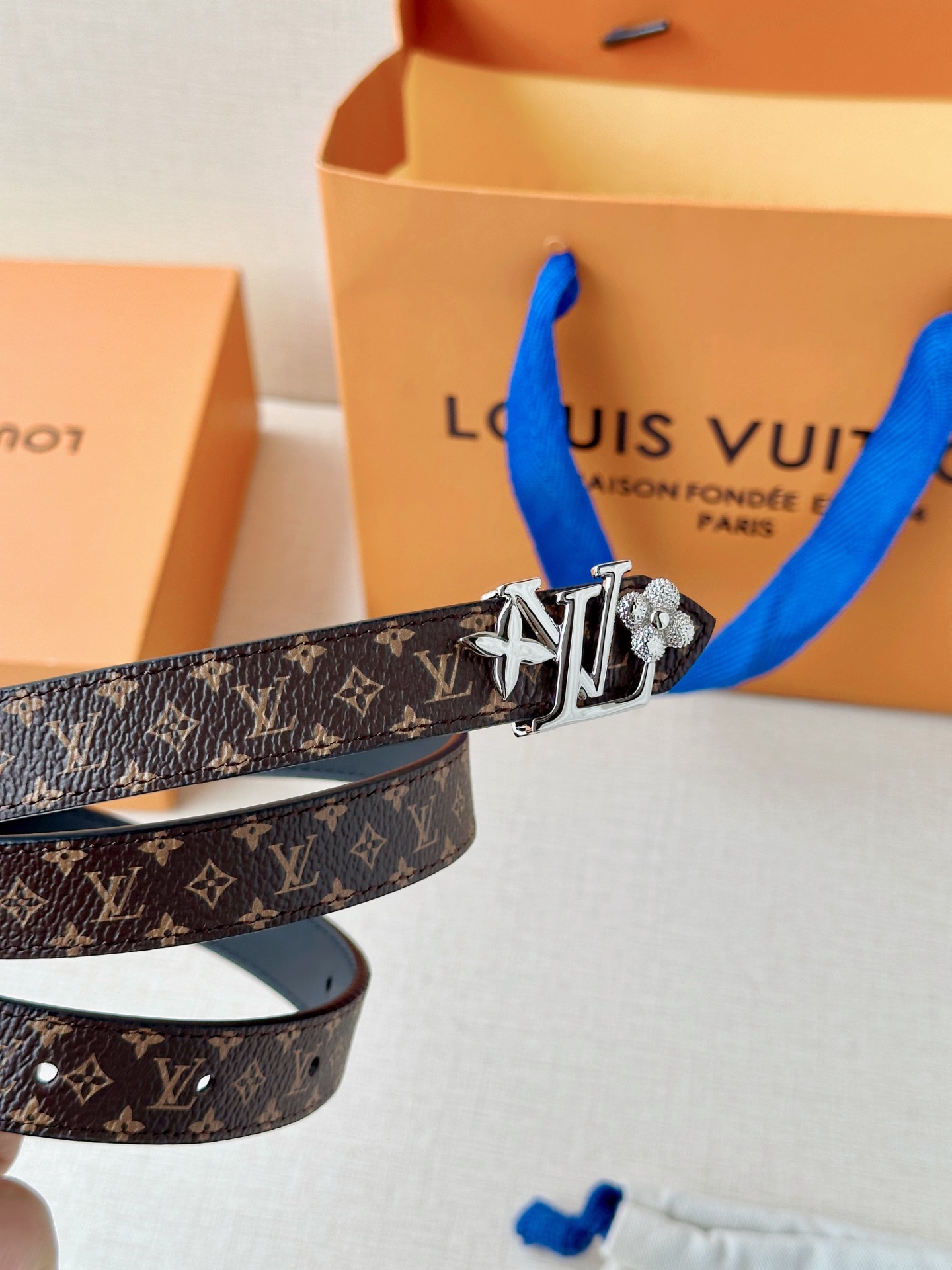 经典老花遇上双面牛皮，2.0宽铜扣腰带，黑白橙三色随心换。配西装干练，搭裙装优雅，系牛仔随性，一扣点睛，