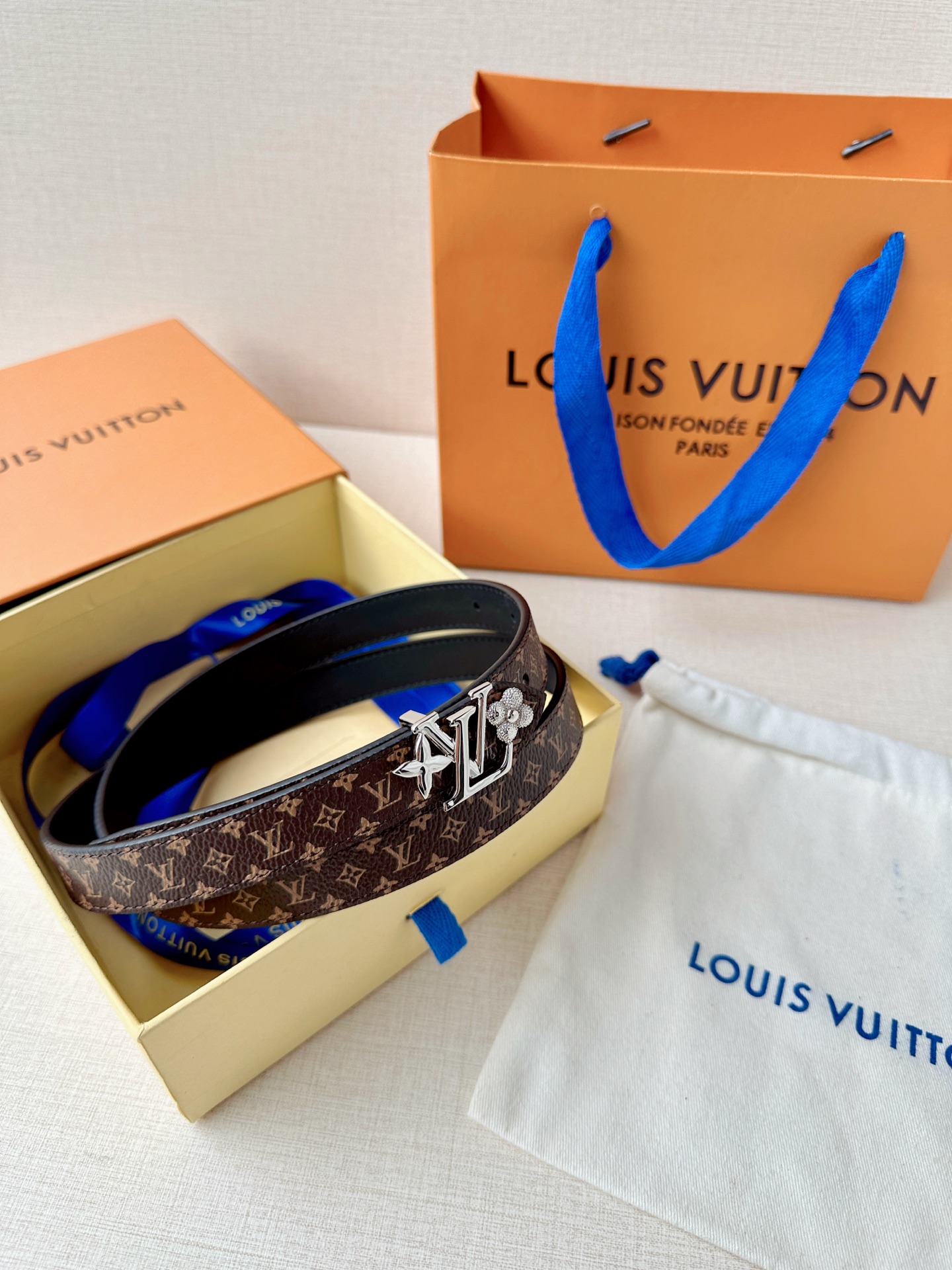 经典老花遇上双面牛皮，2.0宽铜扣腰带，黑白橙三色随心换。配西装干练，搭裙装优雅，系牛仔随性，一扣点睛，