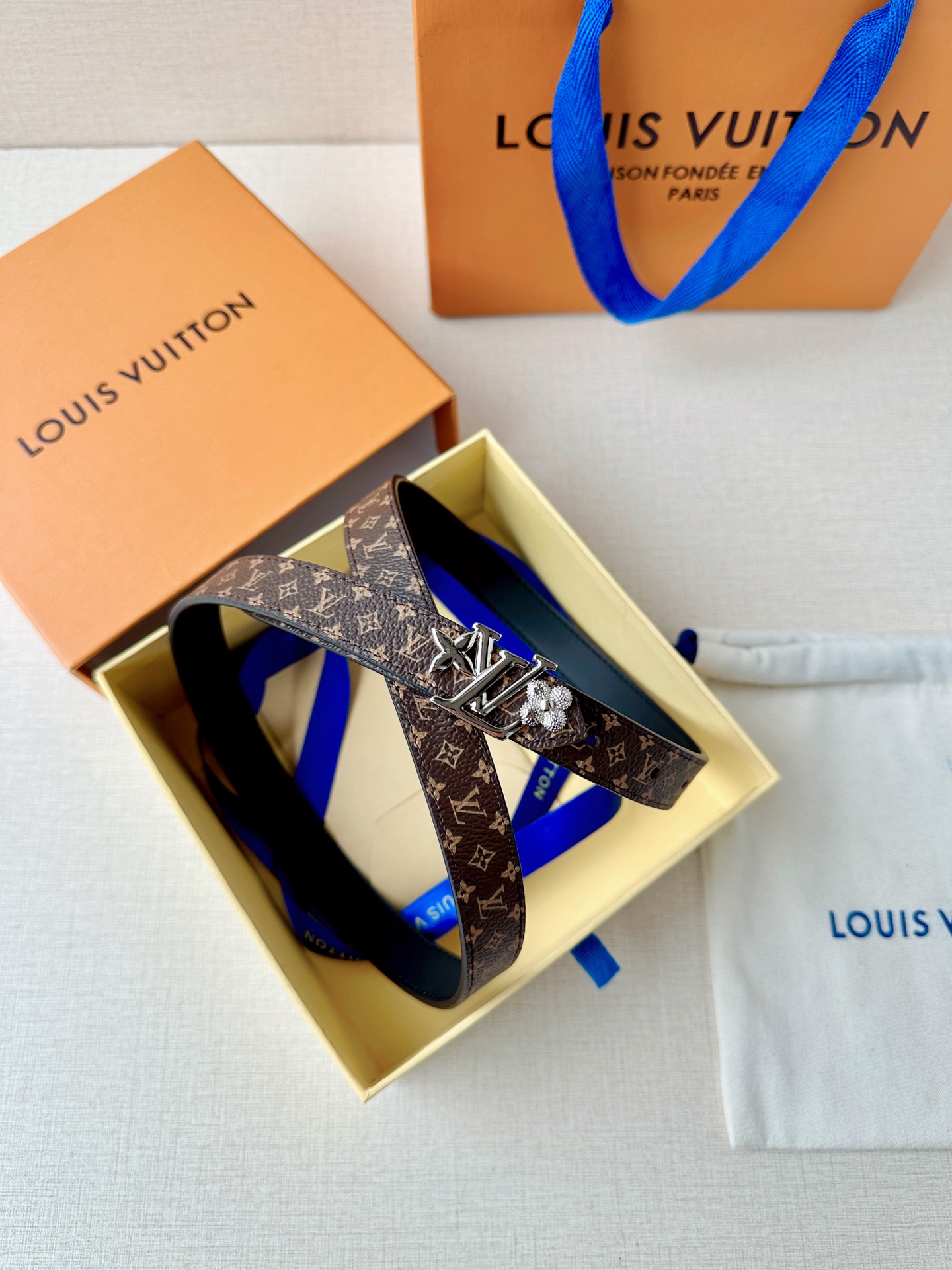 经典老花遇上双面牛皮，2.0宽铜扣腰带，黑白橙三色随心换。配西装干练，搭裙装优雅，系牛仔随性，一扣点睛，