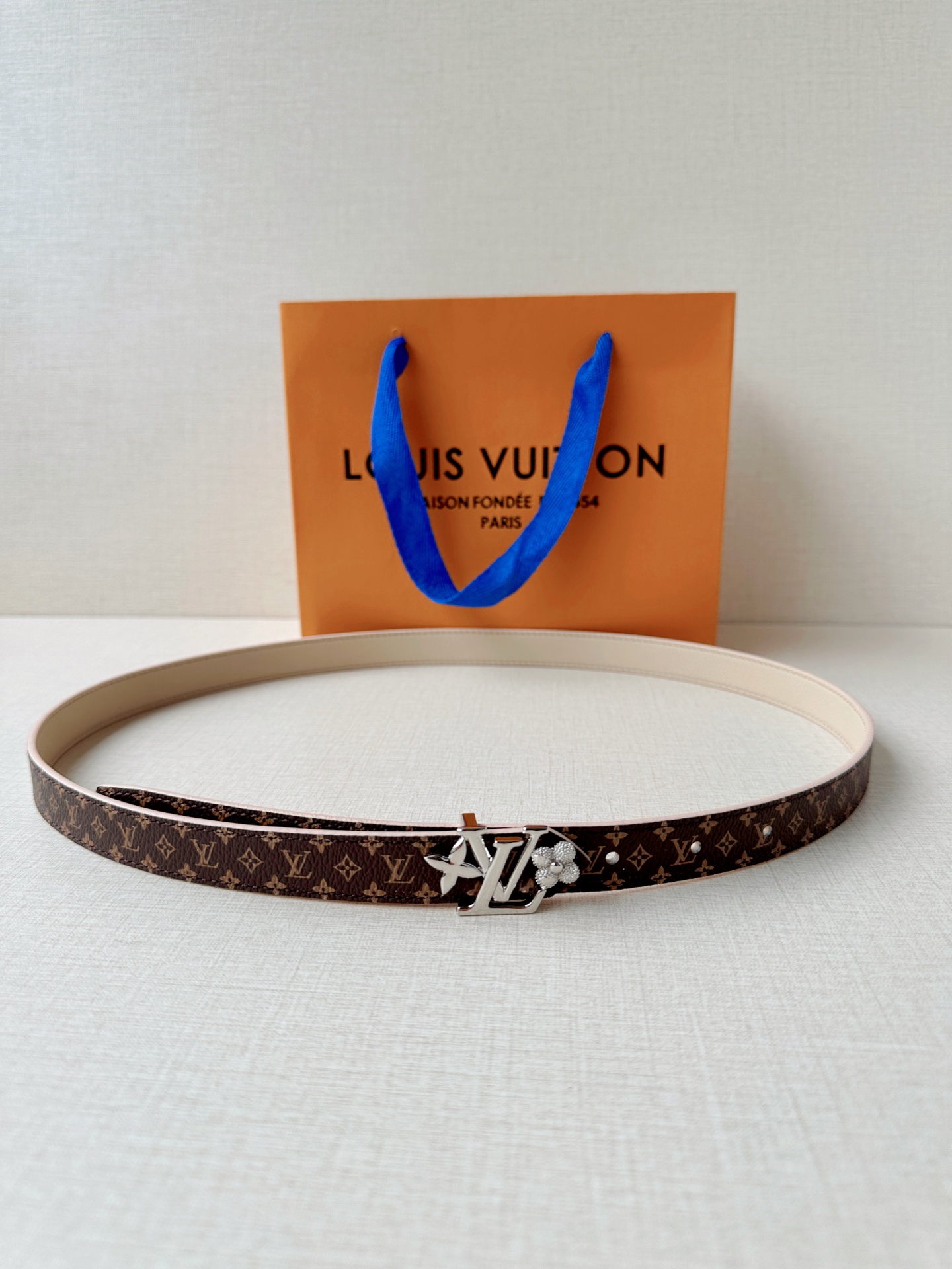 经典老花遇上双面牛皮，2.0宽铜扣腰带，黑白橙三色随心换。配西装干练，搭裙装优雅，系牛仔随性，一扣点睛，