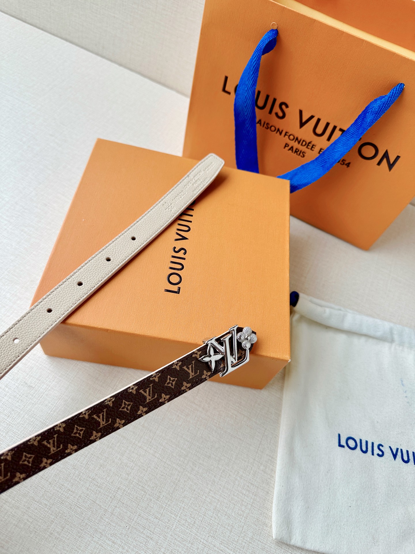 经典老花遇上双面牛皮，2.0宽铜扣腰带，黑白橙三色随心换。配西装干练，搭裙装优雅，系牛仔随性，一扣点睛，