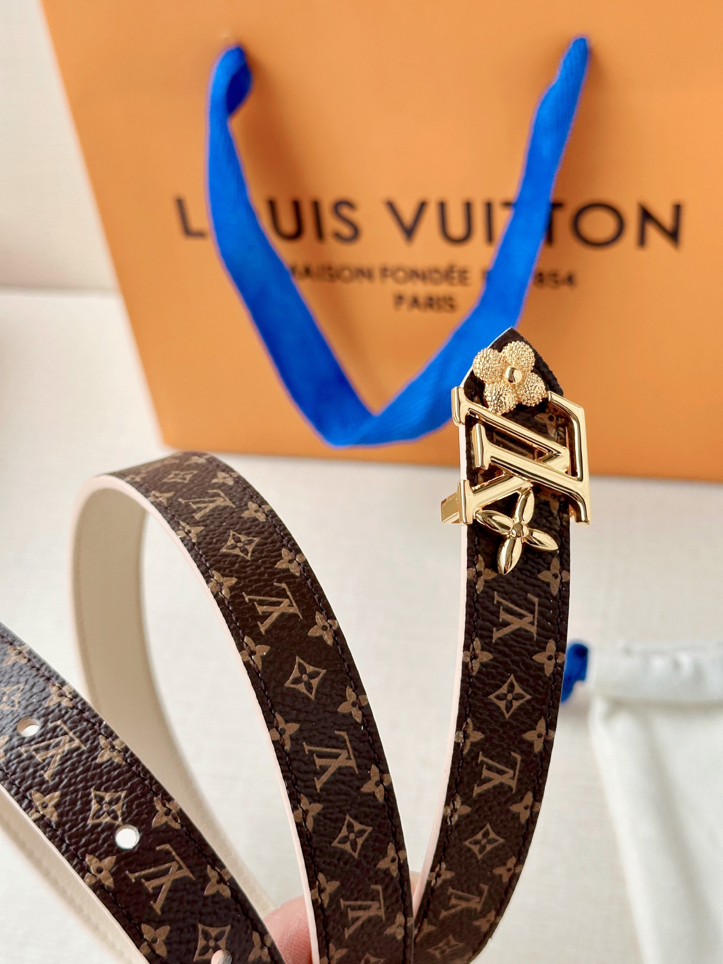 经典老花遇上双面牛皮，2.0宽铜扣腰带，黑白橙三色随心换。配西装干练，搭裙装优雅，系牛仔随性，一扣点睛，