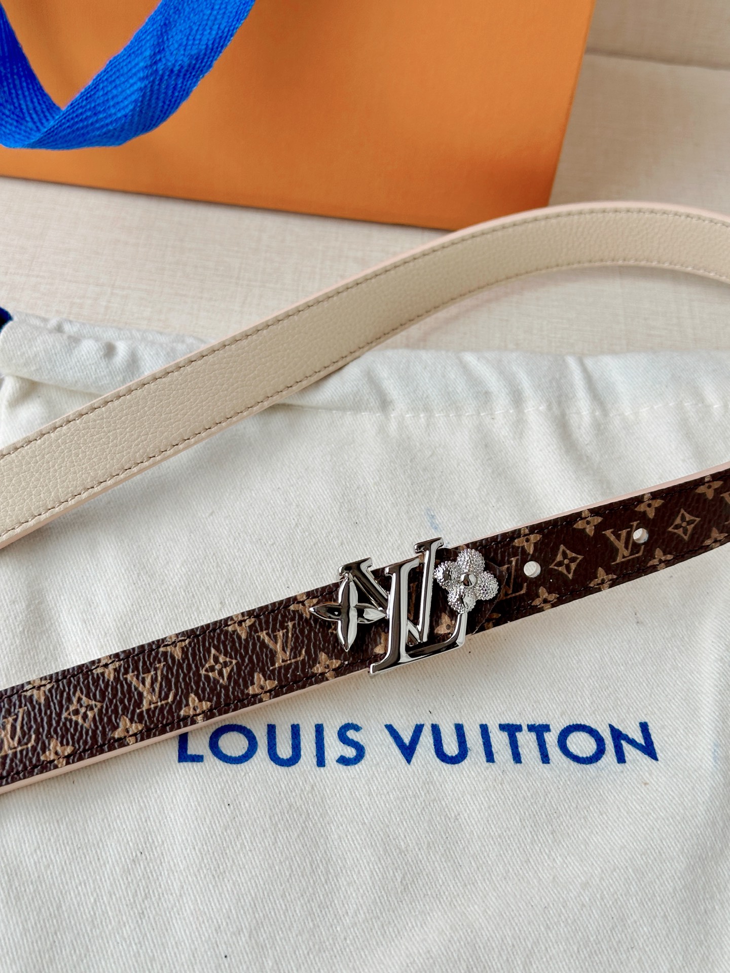 经典老花遇上双面牛皮，2.0宽铜扣腰带，黑白橙三色随心换。配西装干练，搭裙装优雅，系牛仔随性，一扣点睛，