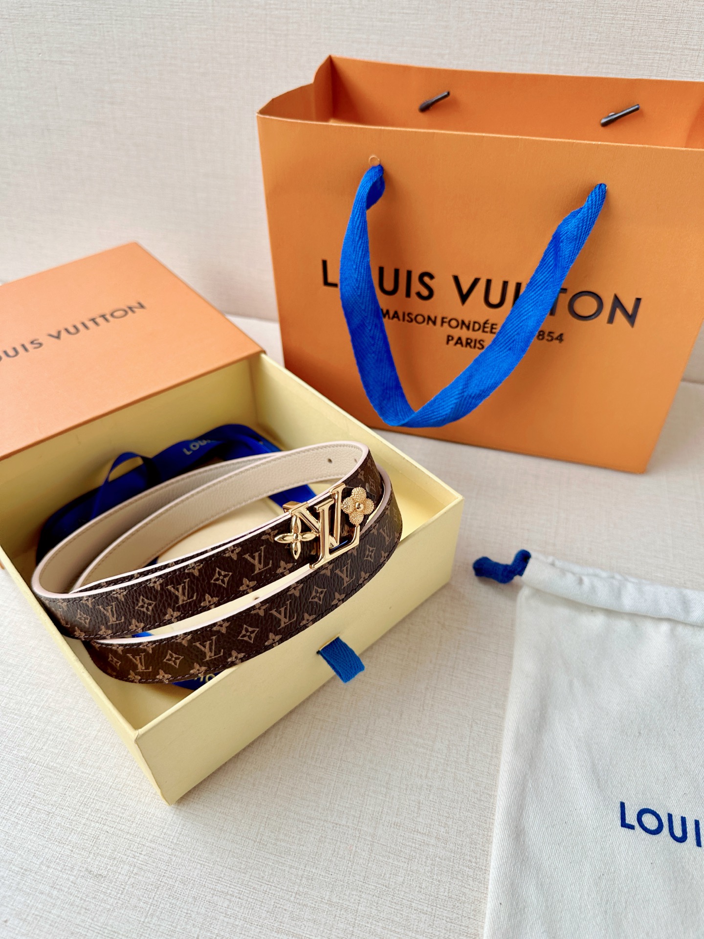 经典老花遇上双面牛皮，2.0宽铜扣腰带，黑白橙三色随心换。配西装干练，搭裙装优雅，系牛仔随性，一扣点睛，