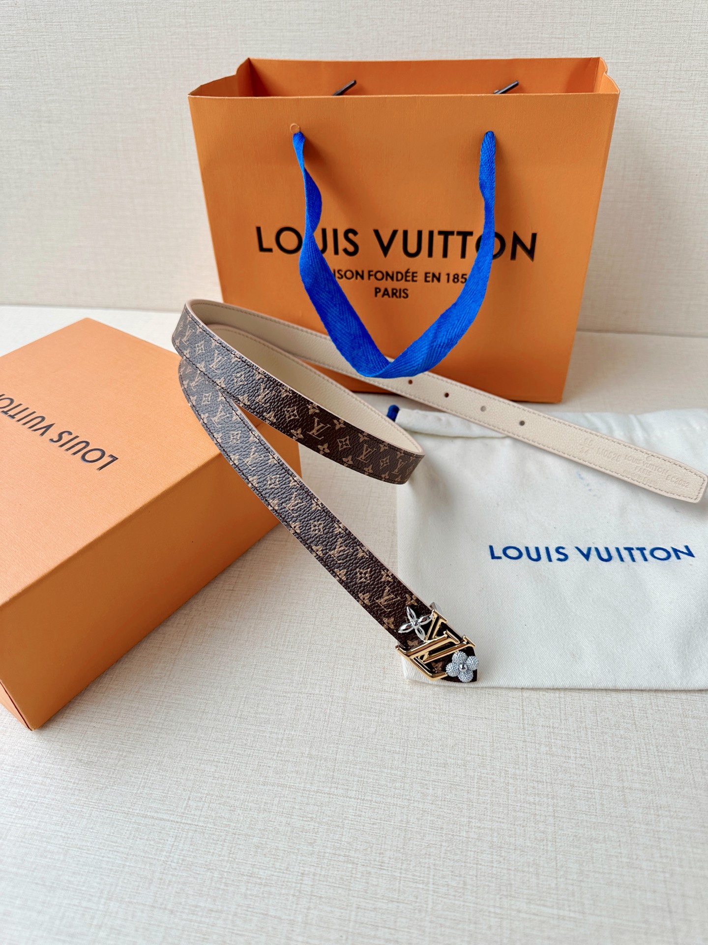 经典老花遇上双面牛皮，2.0宽铜扣腰带，黑白橙三色随心换。配西装干练，搭裙装优雅，系牛仔随性，一扣点睛，