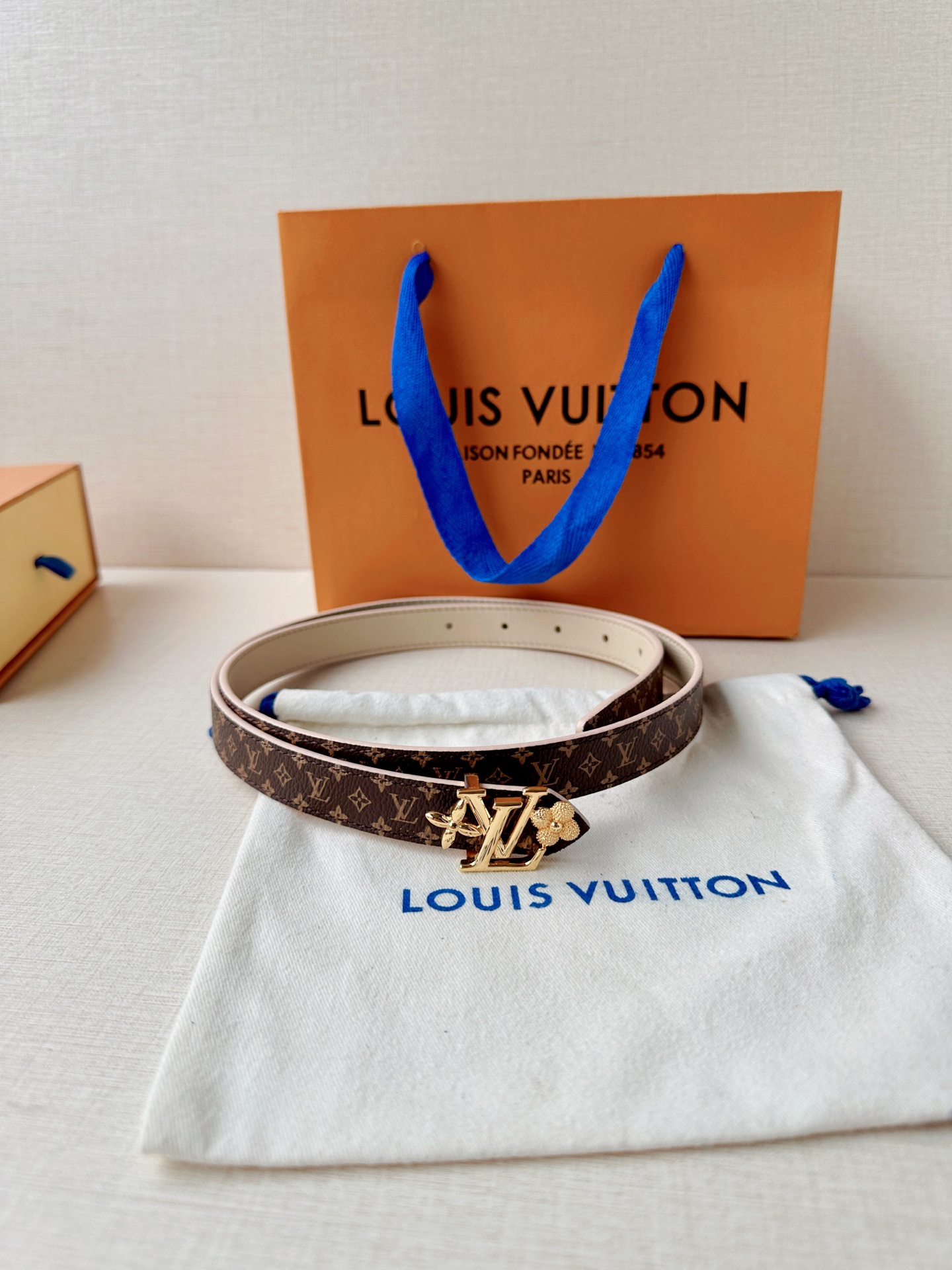 经典老花遇上双面牛皮，2.0宽铜扣腰带，黑白橙三色随心换。配西装干练，搭裙装优雅，系牛仔随性，一扣点睛，