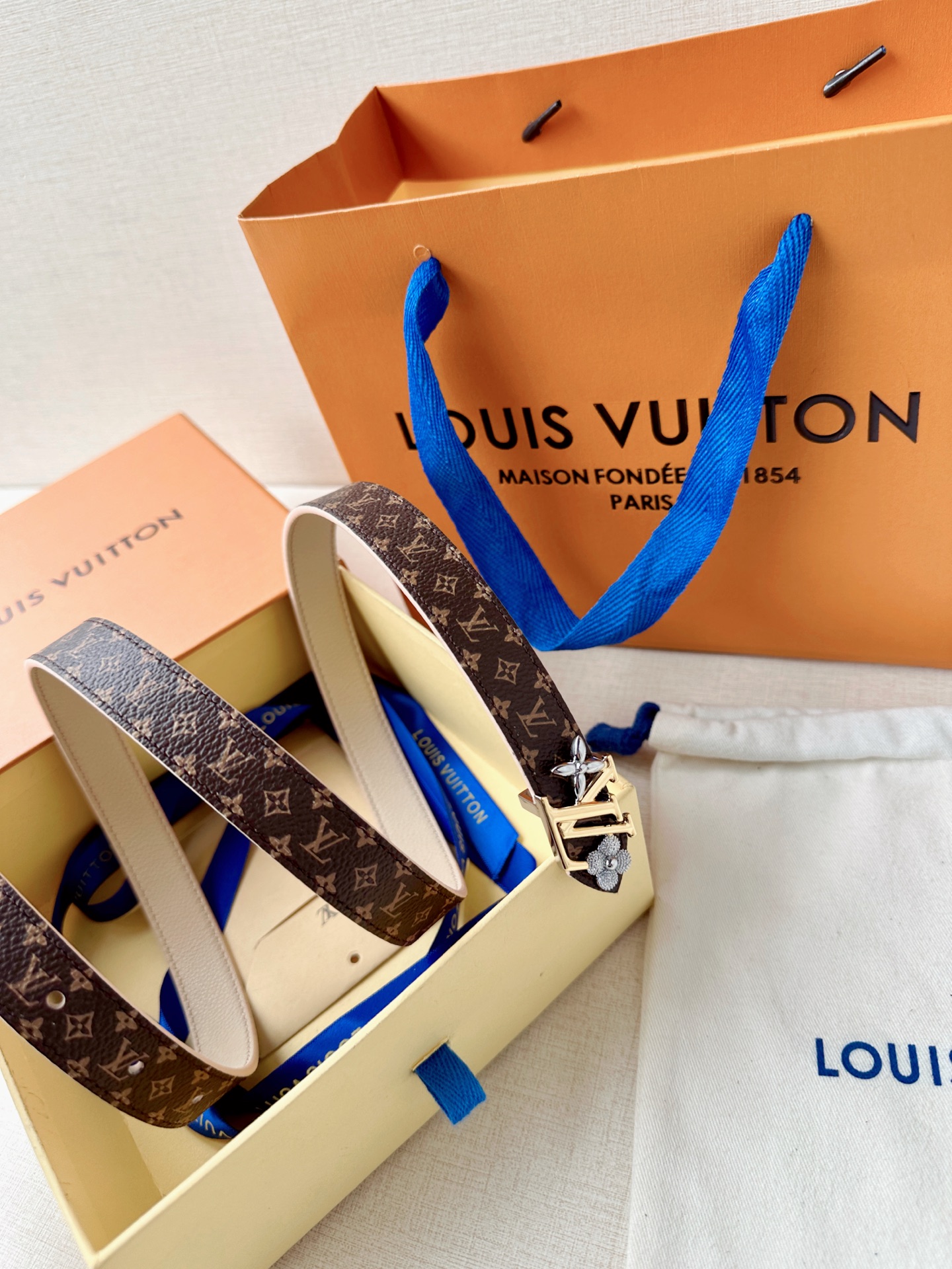 经典老花遇上双面牛皮，2.0宽铜扣腰带，黑白橙三色随心换。配西装干练，搭裙装优雅，系牛仔随性，一扣点睛，