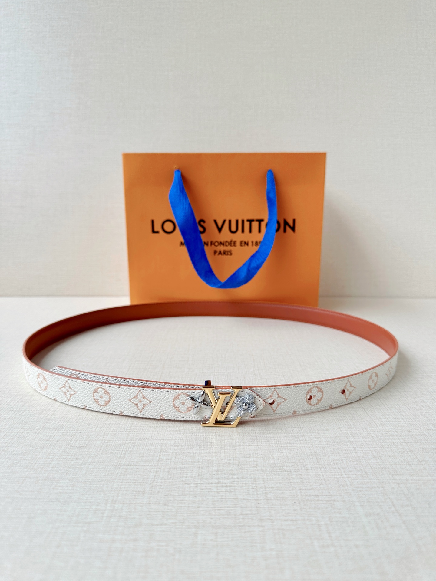 经典老花遇上双面牛皮，2.0宽铜扣腰带，黑白橙三色随心换。配西装干练，搭裙装优雅，系牛仔随性，一扣点睛，