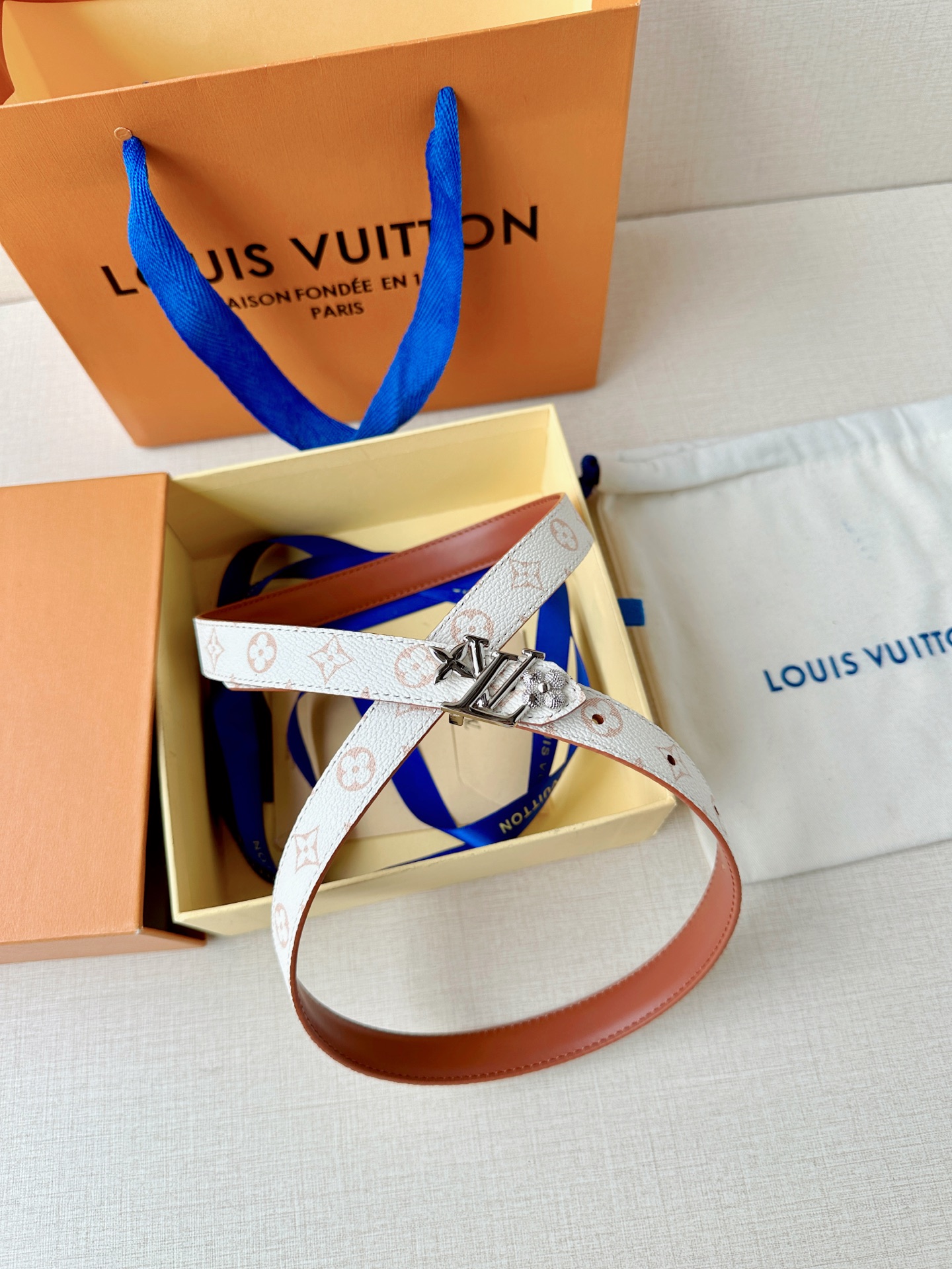 经典老花遇上双面牛皮，2.0宽铜扣腰带，黑白橙三色随心换。配西装干练，搭裙装优雅，系牛仔随性，一扣点睛，