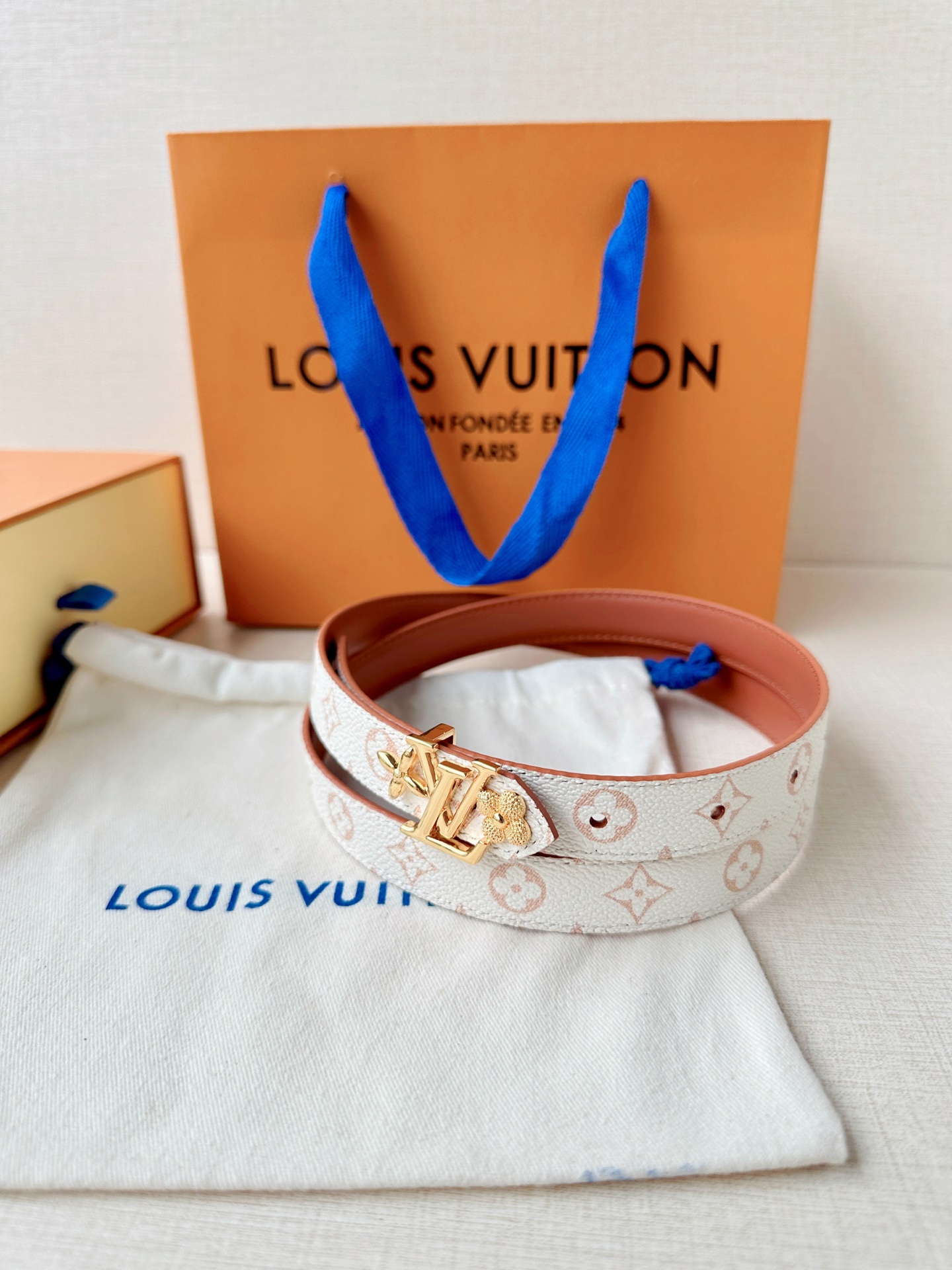 经典老花遇上双面牛皮，2.0宽铜扣腰带，黑白橙三色随心换。配西装干练，搭裙装优雅，系牛仔随性，一扣点睛，