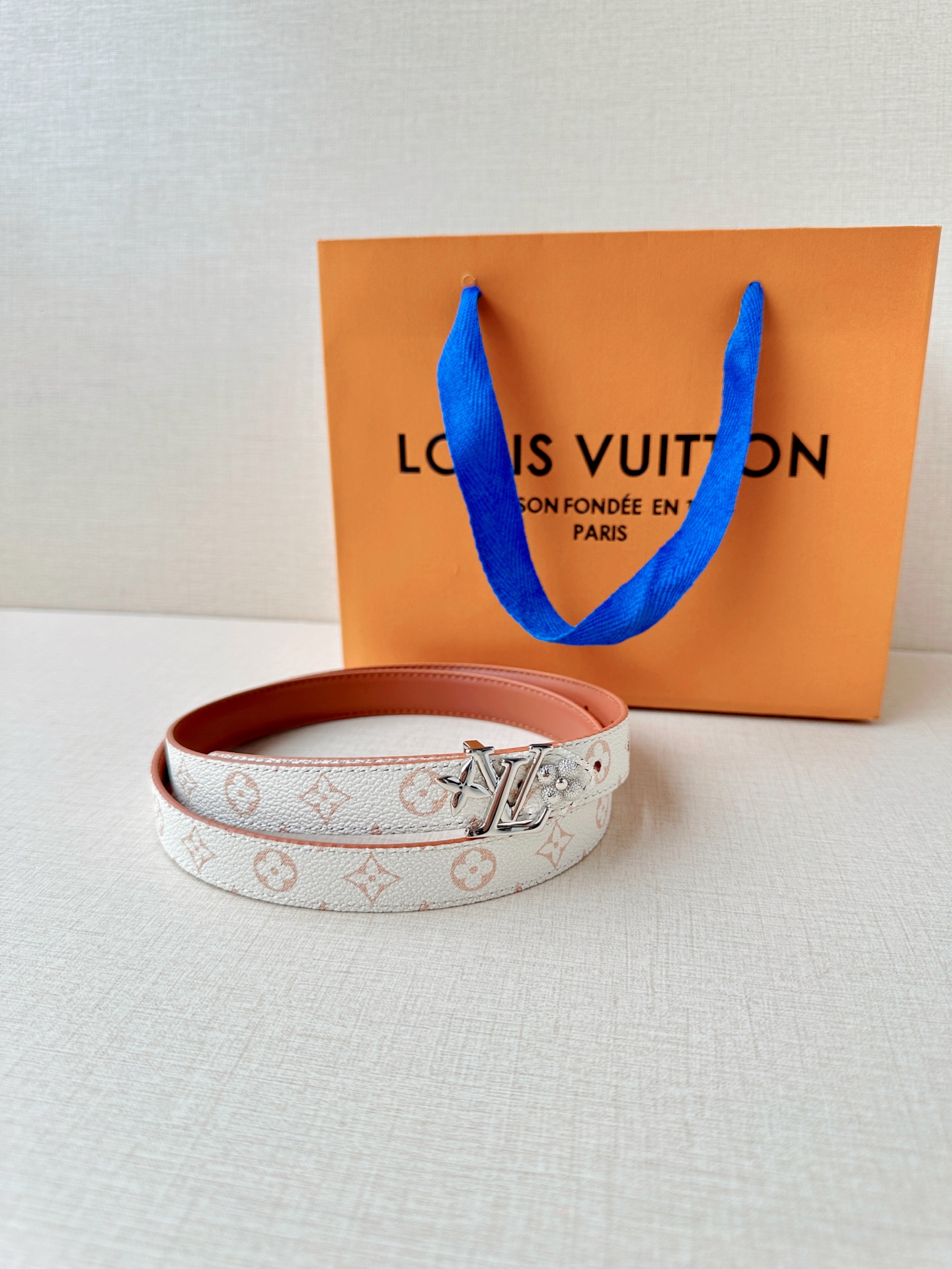 经典老花遇上双面牛皮，2.0宽铜扣腰带，黑白橙三色随心换。配西装干练，搭裙装优雅，系牛仔随性，一扣点睛，