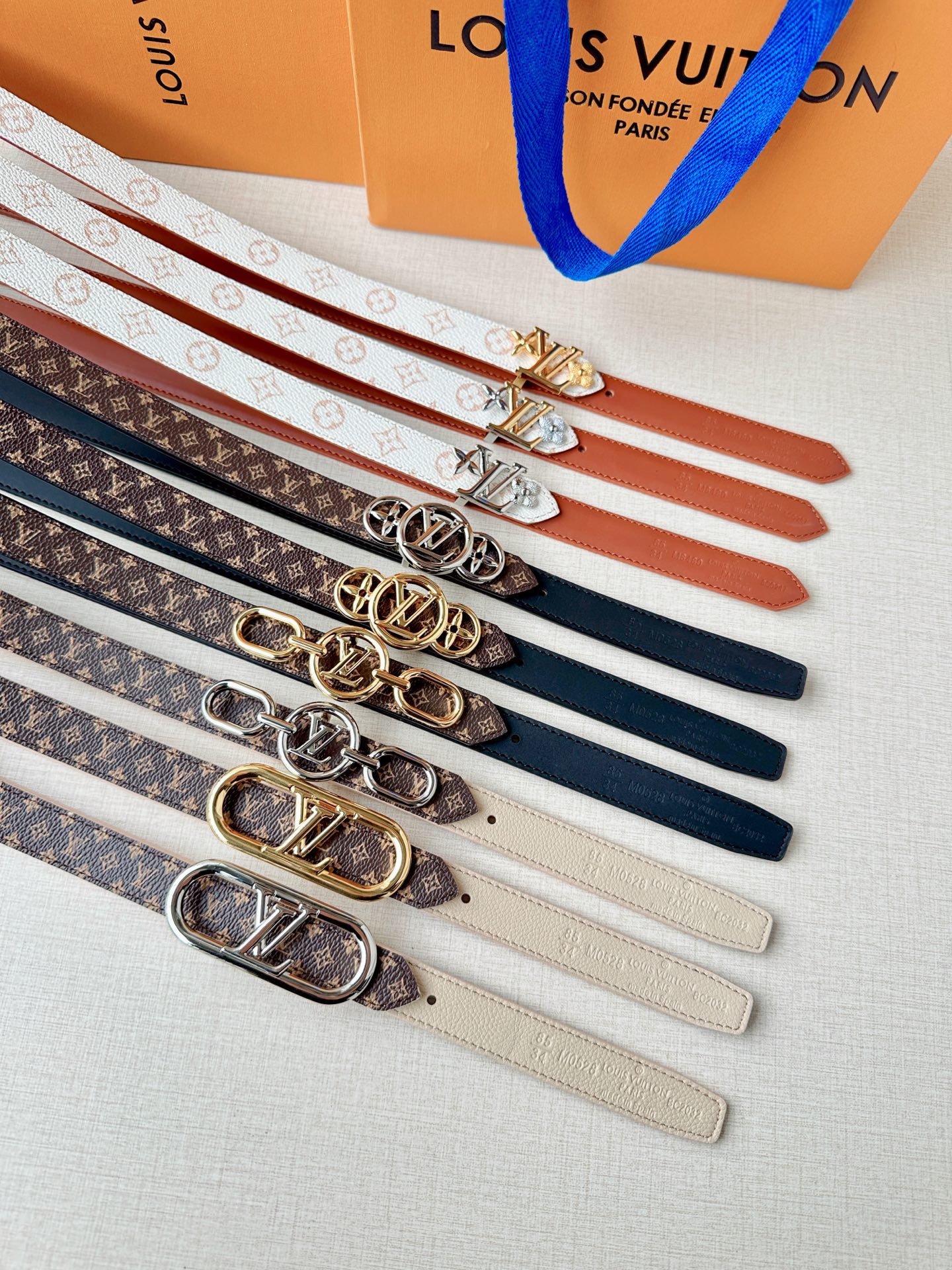 经典老花遇上双面牛皮，2.0宽铜扣腰带，黑白橙三色随心换。配西装干练，搭裙装优雅，系牛仔随性，一扣点睛，