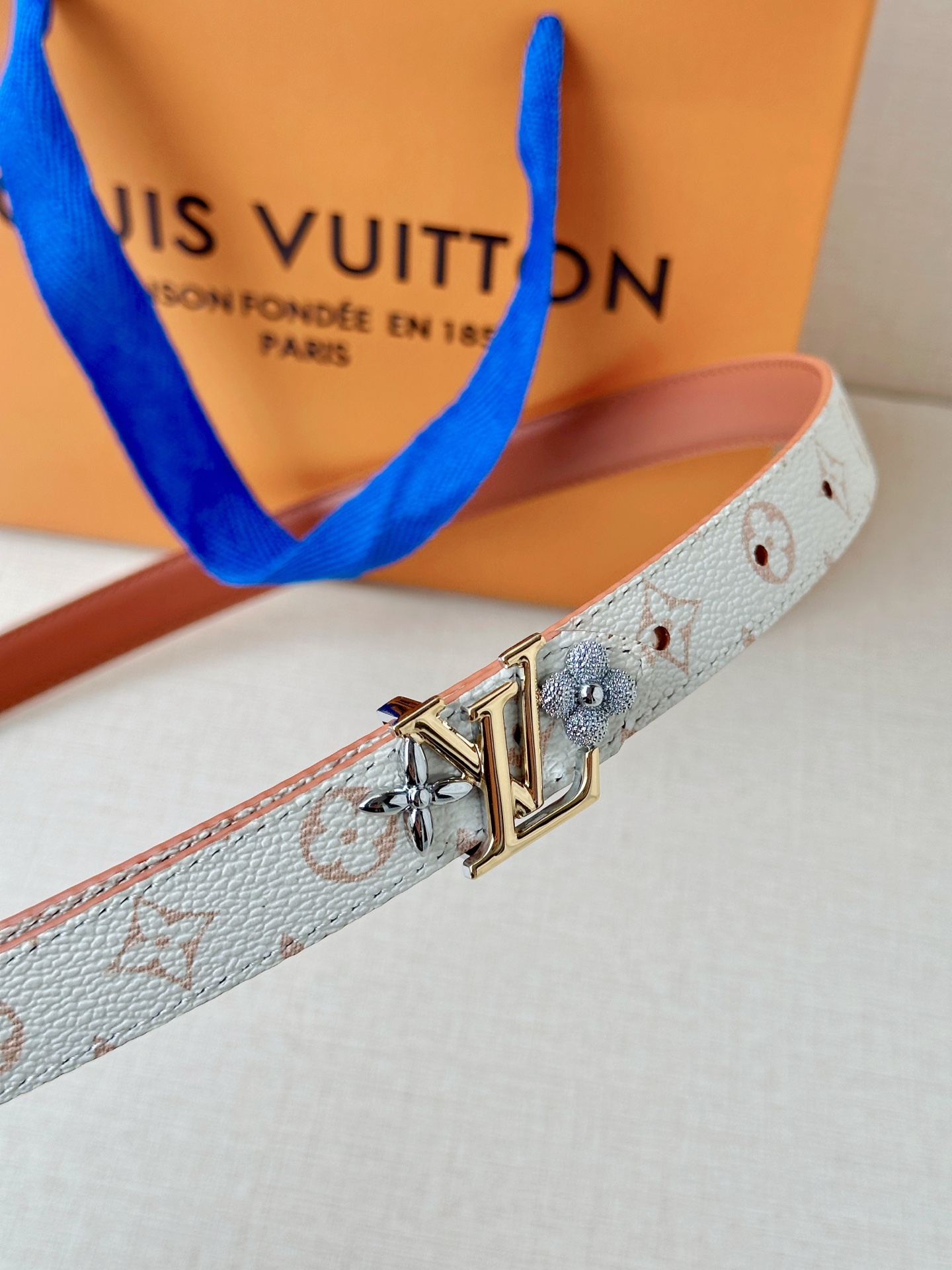 经典老花遇上双面牛皮，2.0宽铜扣腰带，黑白橙三色随心换。配西装干练，搭裙装优雅，系牛仔随性，一扣点睛，