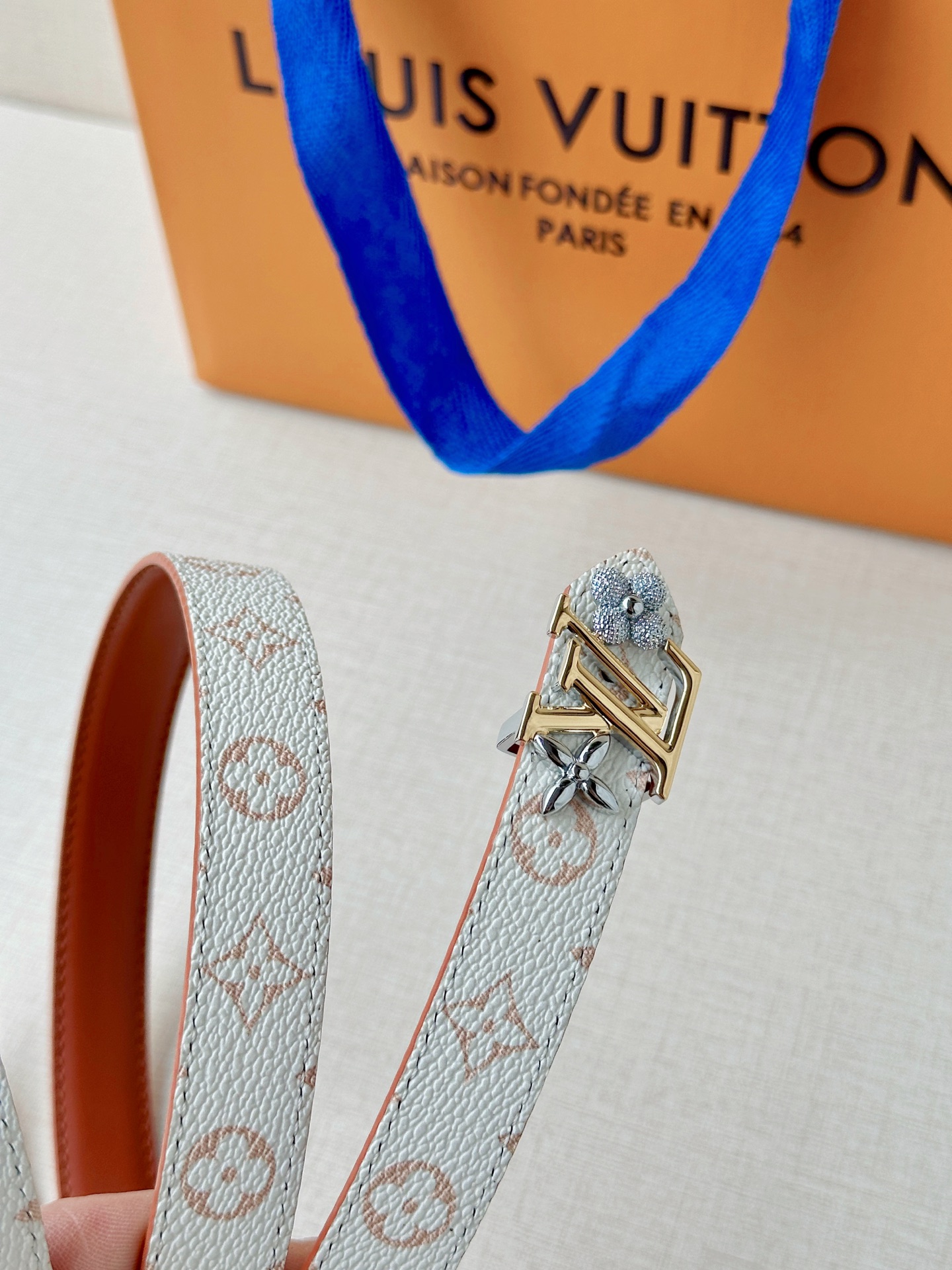 经典老花遇上双面牛皮，2.0宽铜扣腰带，黑白橙三色随心换。配西装干练，搭裙装优雅，系牛仔随性，一扣点睛，