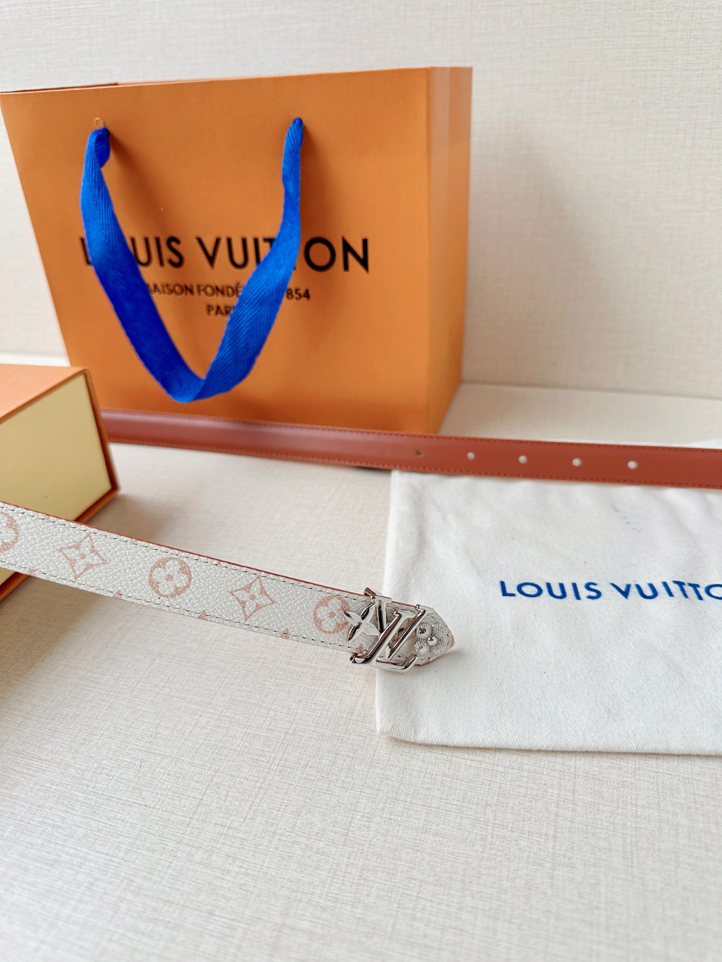 经典老花遇上双面牛皮，2.0宽铜扣腰带，黑白橙三色随心换。配西装干练，搭裙装优雅，系牛仔随性，一扣点睛，