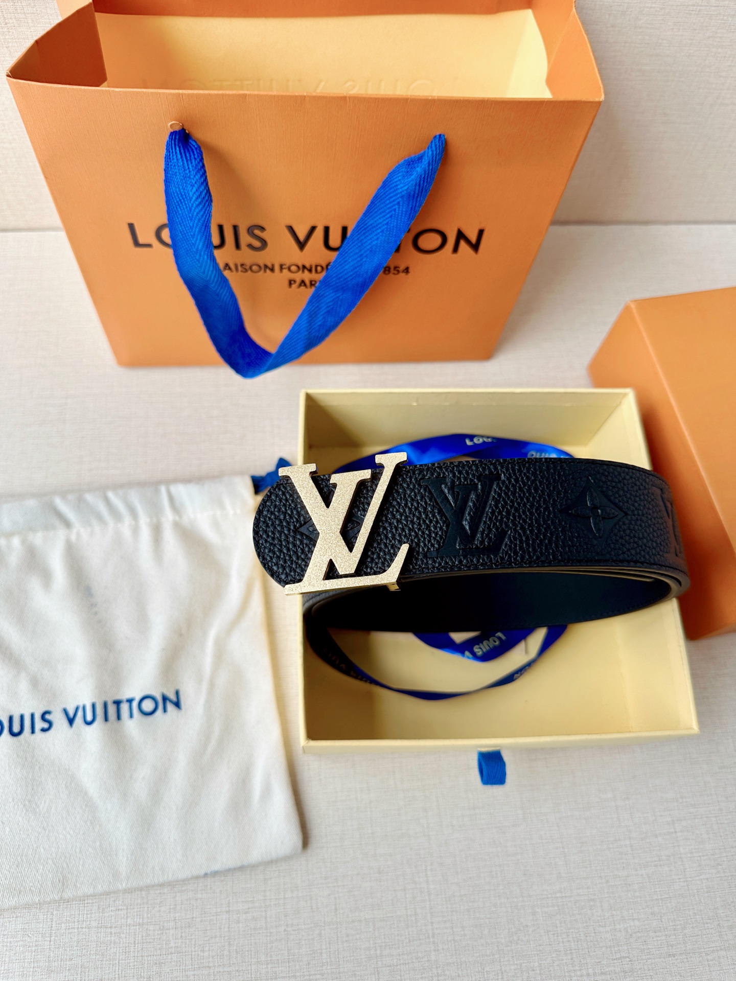 甄选4.0cm宽幅荔枝纹压花腰带，质感细腻高级。经典LV标识扣头多色可选，低调中尽显奢华格调。无论是商务